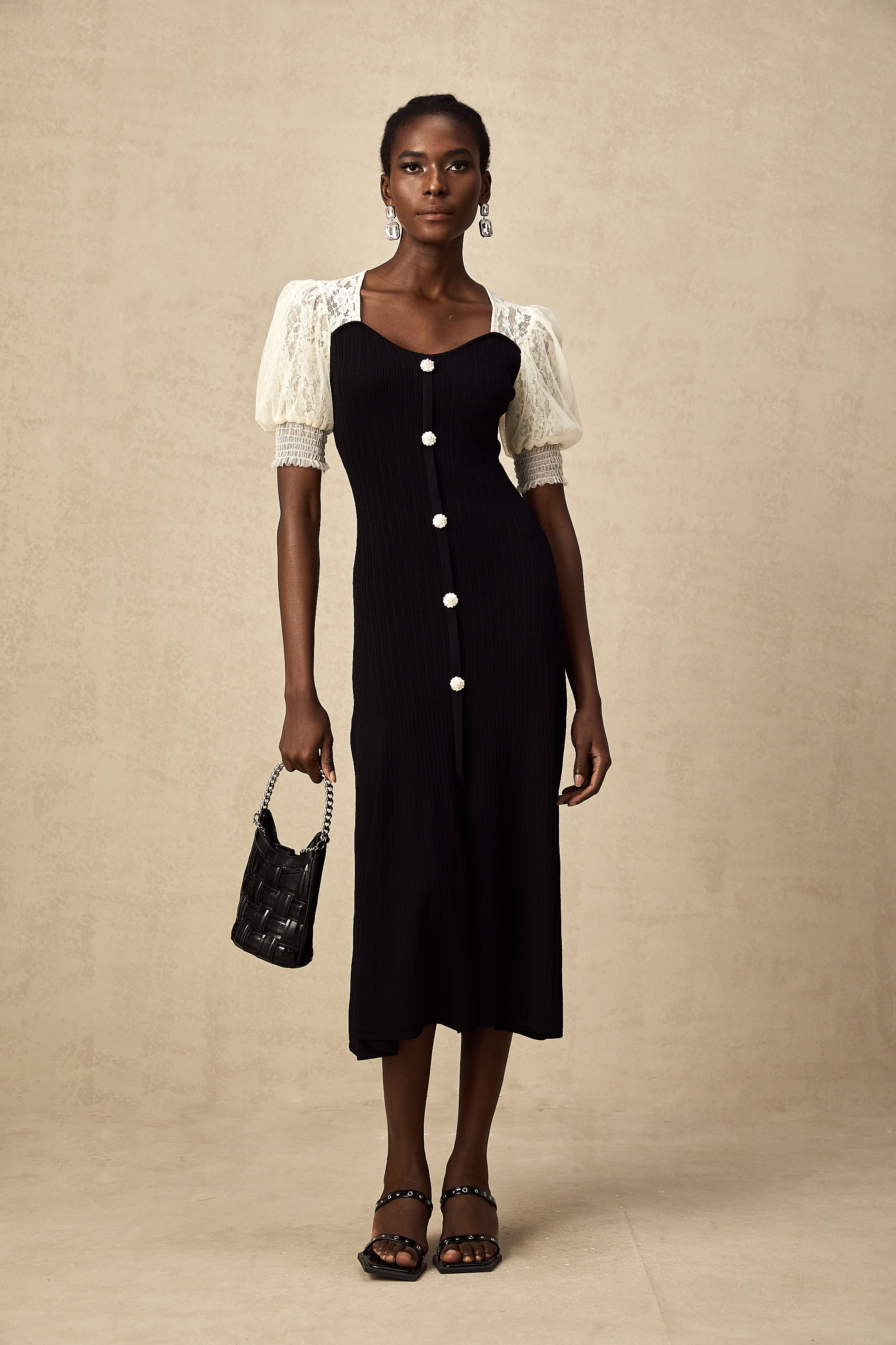 فستان نوا متوسط الطول محبوك ومزين بالدانتيل