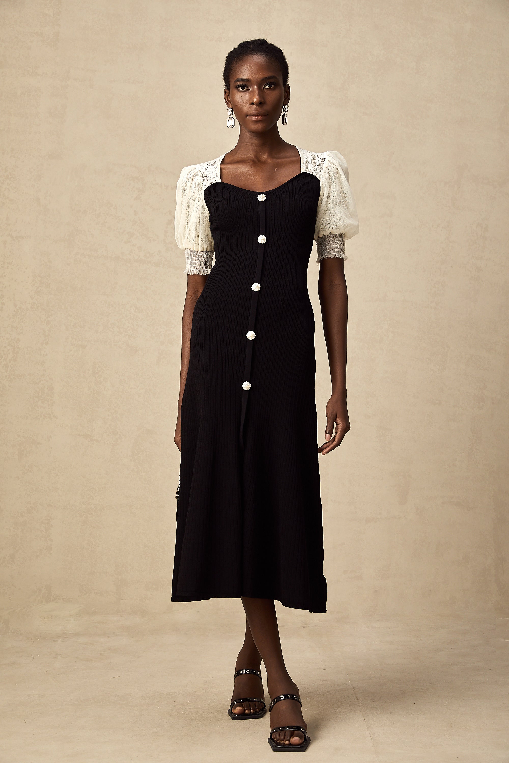 فستان نوا متوسط الطول محبوك ومزين بالدانتيل