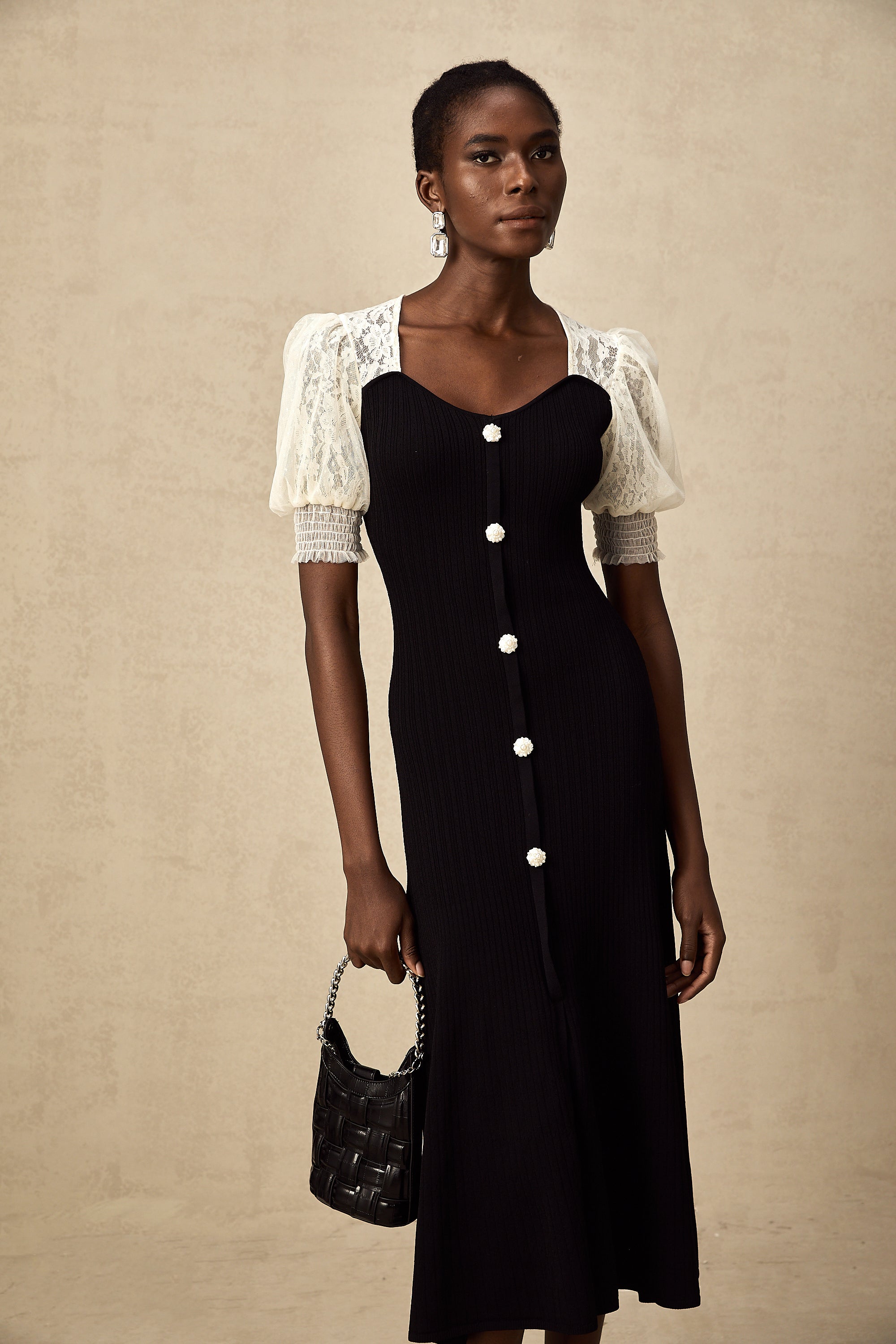 فستان نوا متوسط الطول محبوك ومزين بالدانتيل