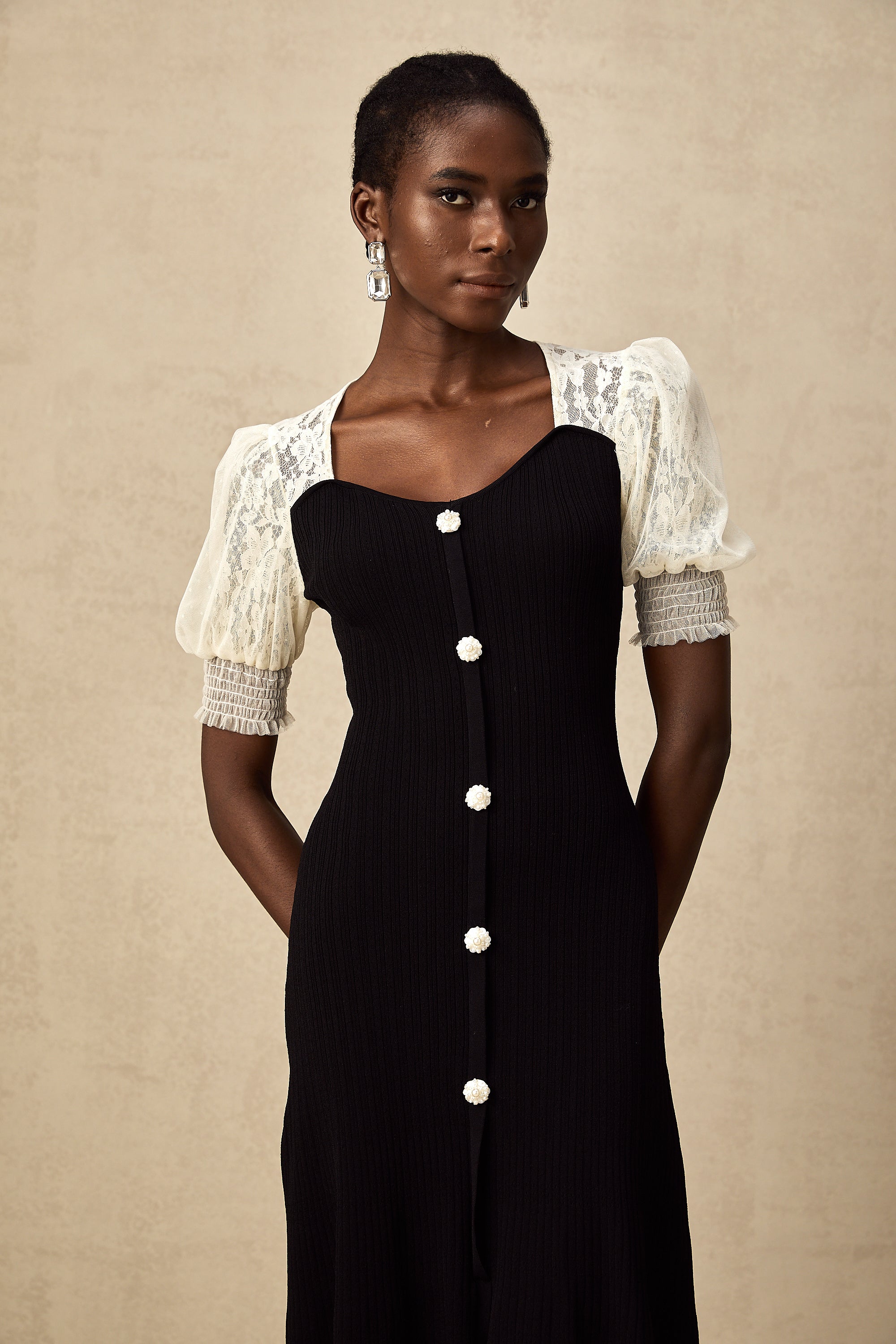 فستان نوا متوسط الطول محبوك ومزين بالدانتيل