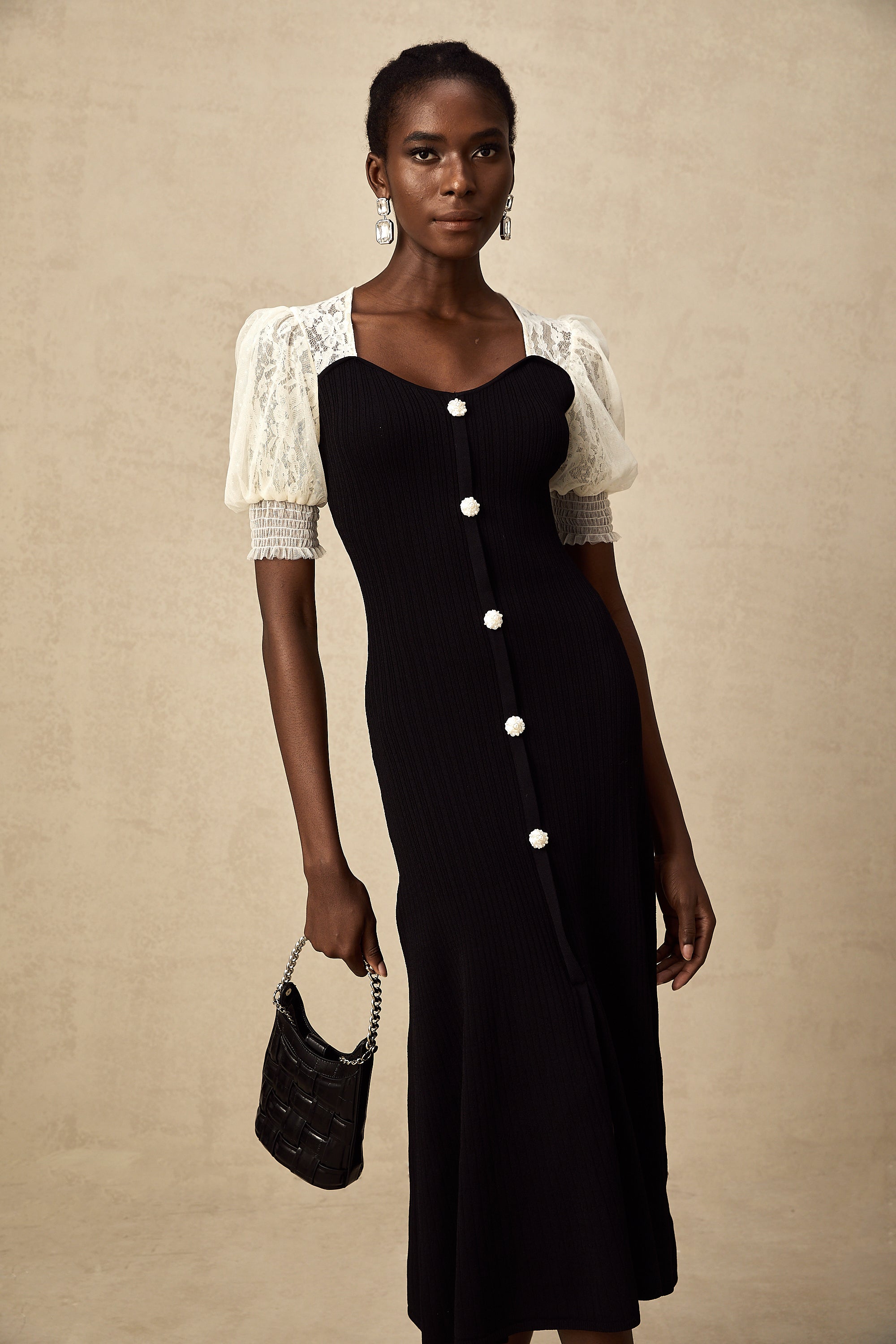 فستان نوا متوسط الطول محبوك ومزين بالدانتيل