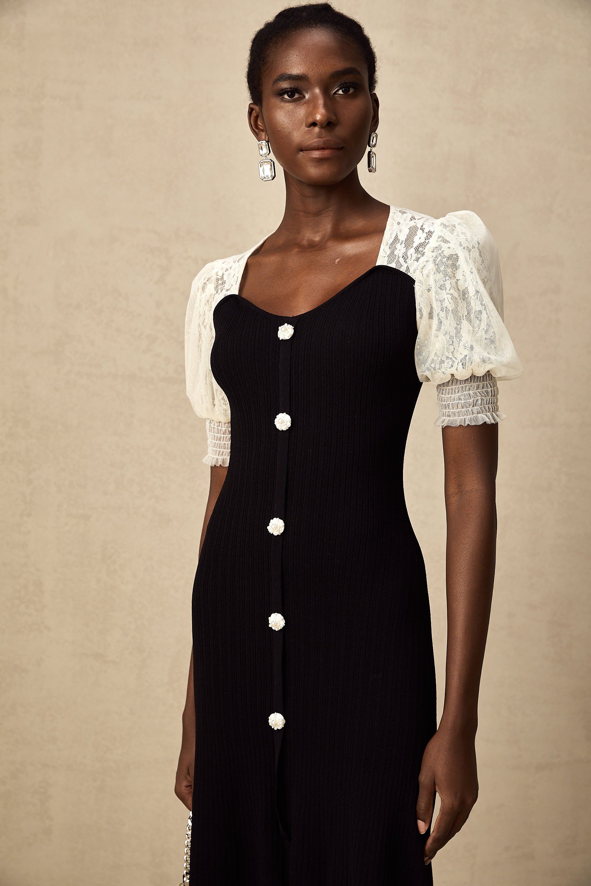 فستان نوا متوسط الطول محبوك ومزين بالدانتيل