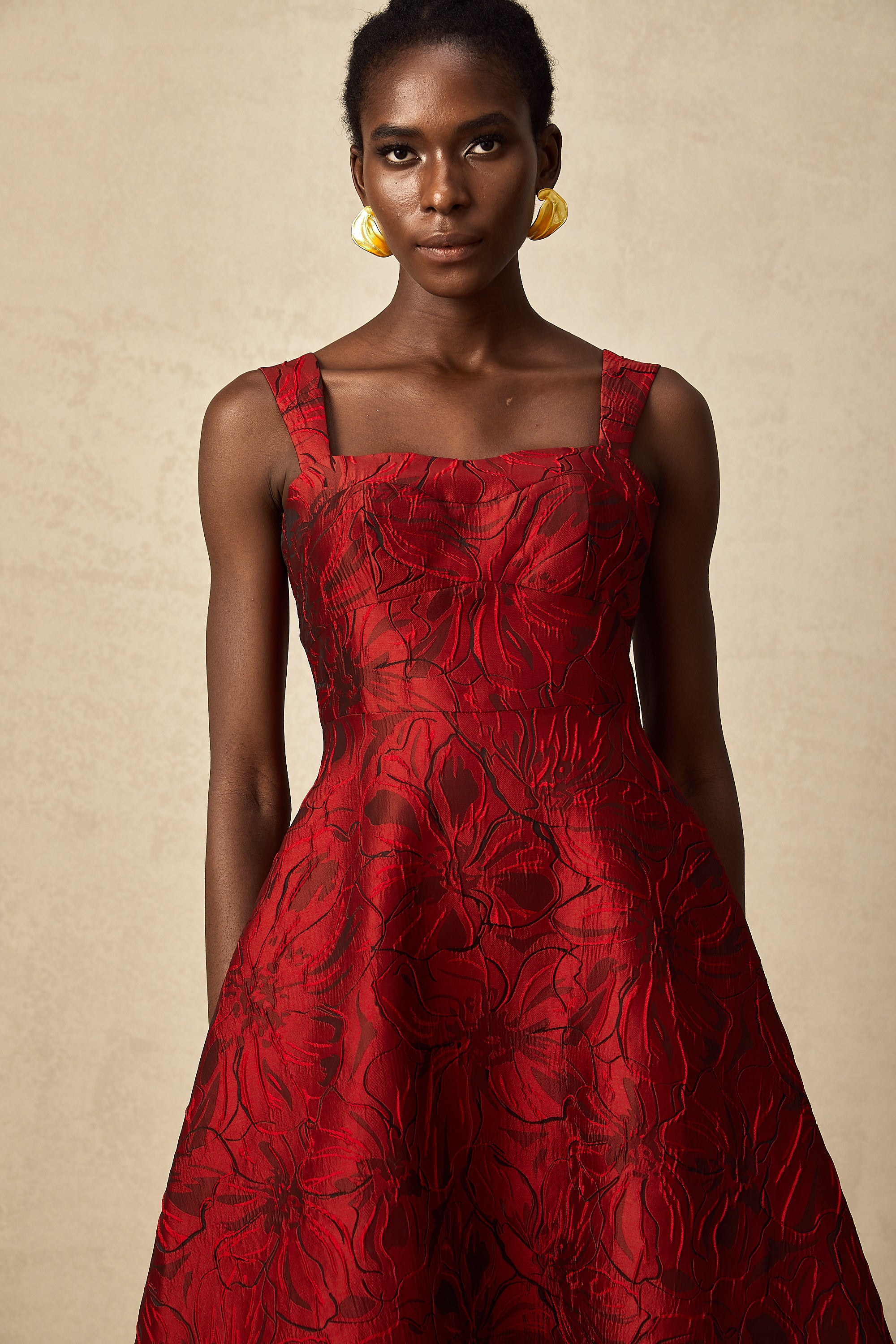 فستان هيلين متوسط الطول من قماش الجاكار المزهر باللون الأحمر