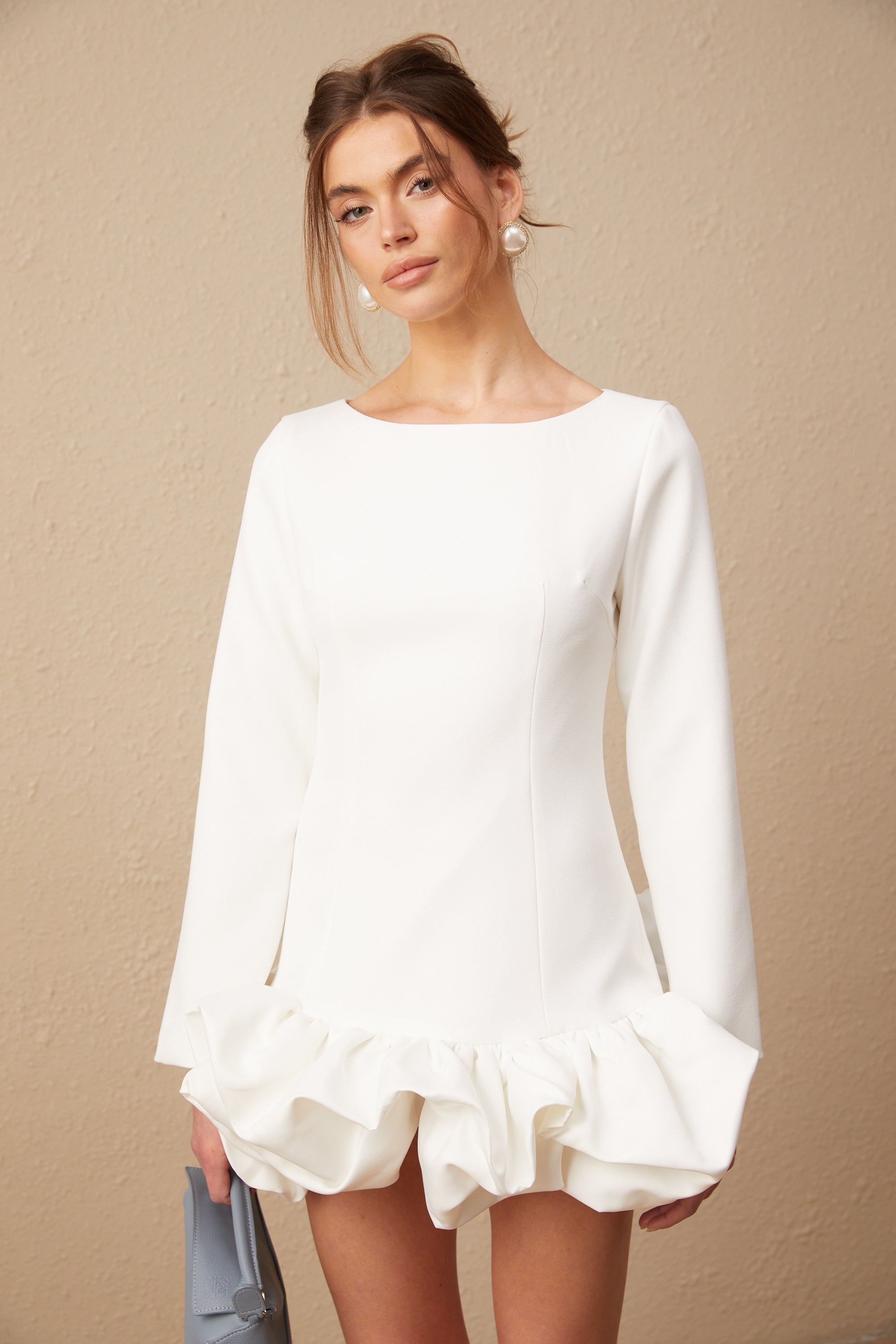 فستان إيلودي قصير بتنورة منفوخة باللون الأبيض