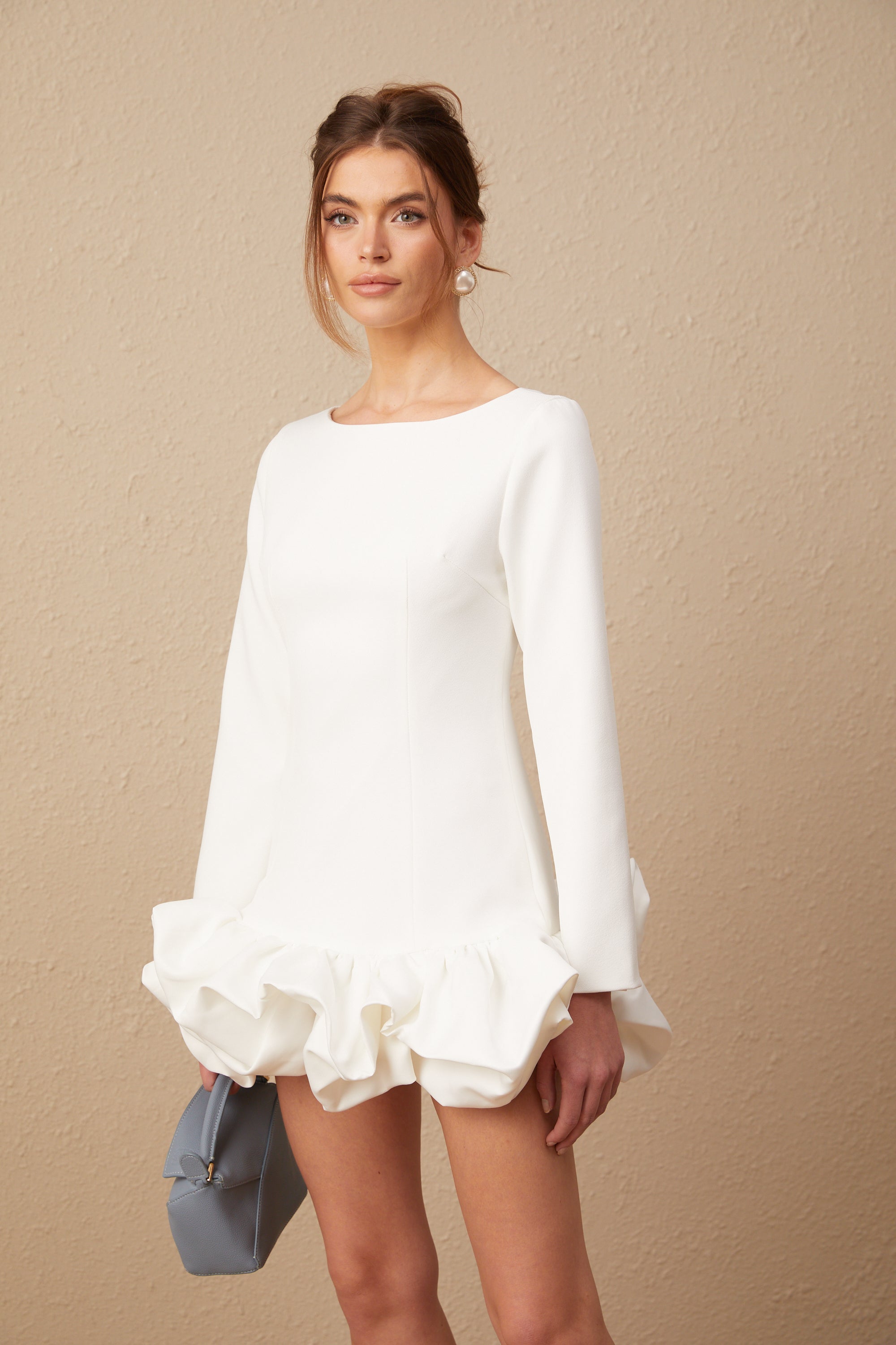 فستان إيلودي قصير بتنورة منفوخة باللون الأبيض