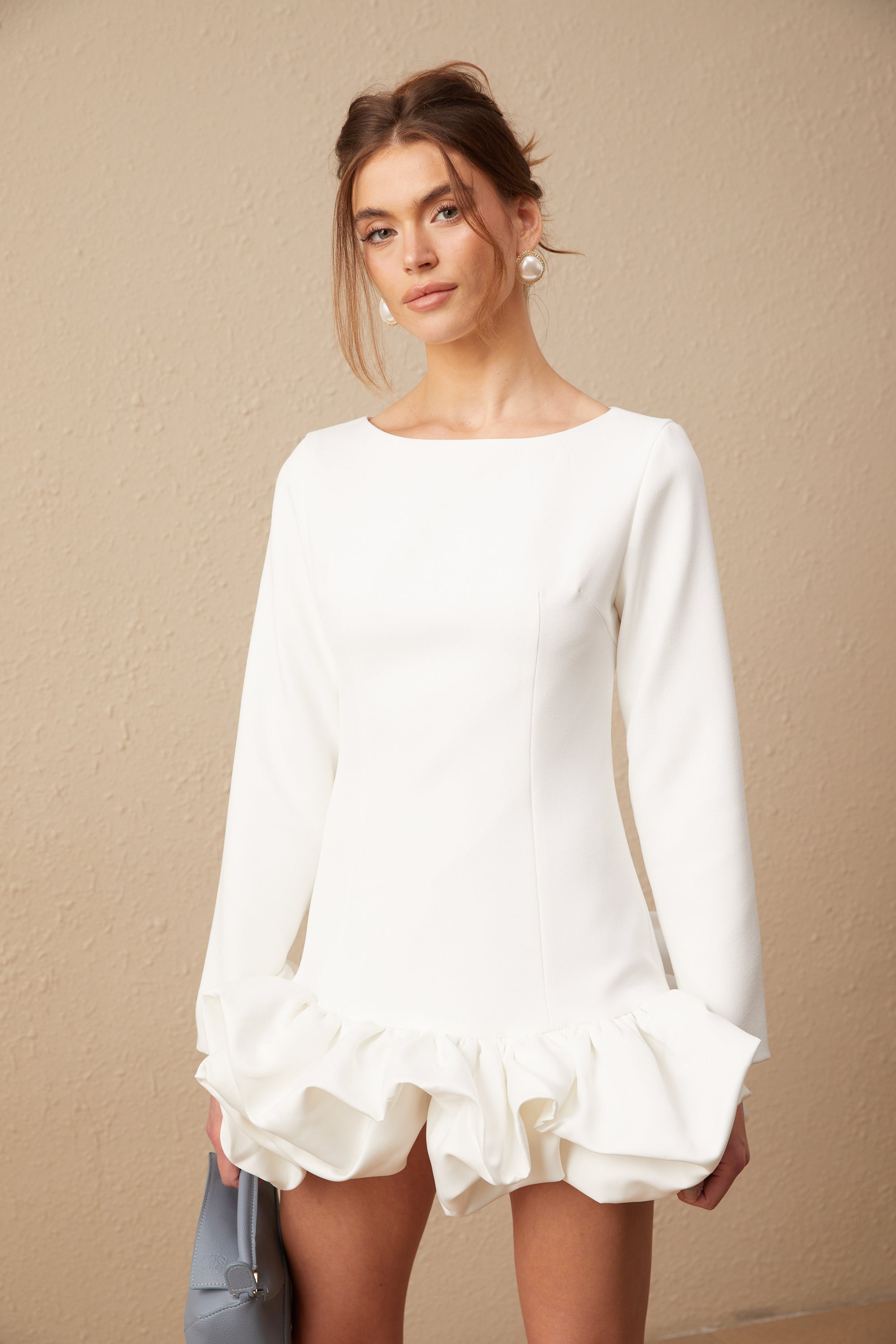 فستان إيلودي قصير بتنورة منفوخة باللون الأبيض