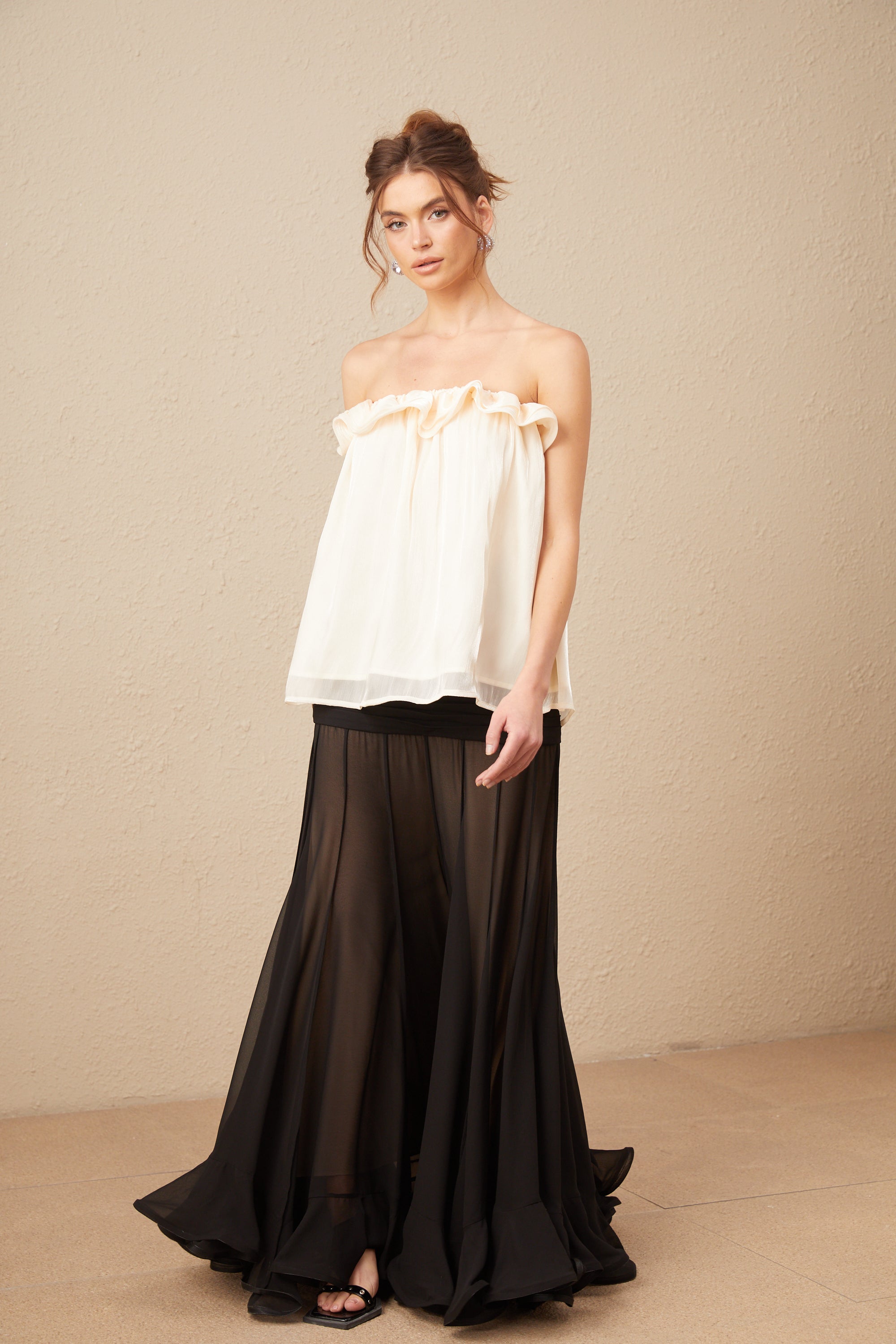 بلوزة Adèle المكشكشة ذات الأكتاف المكشوفة