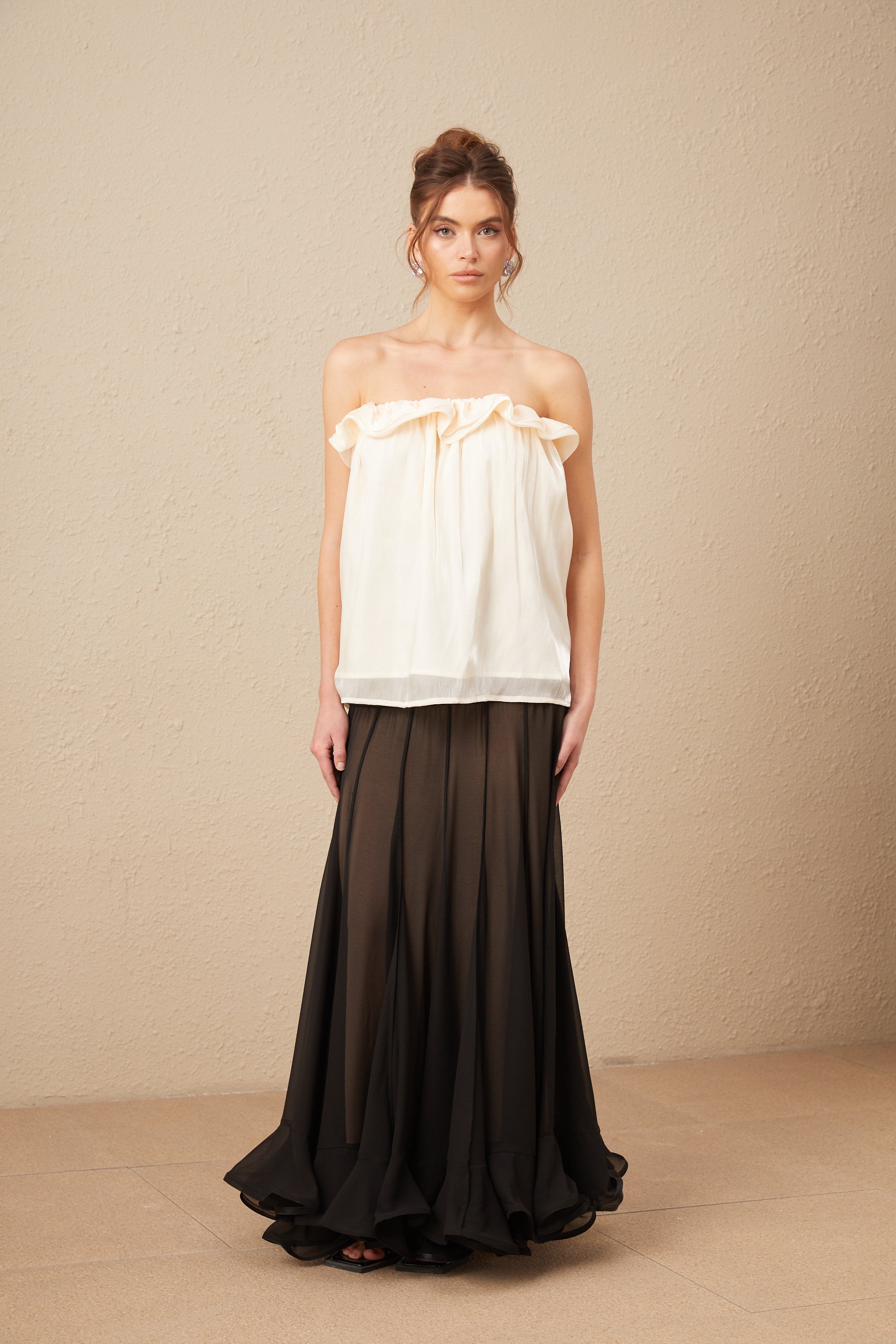 بلوزة Adèle المكشكشة ذات الأكتاف المكشوفة