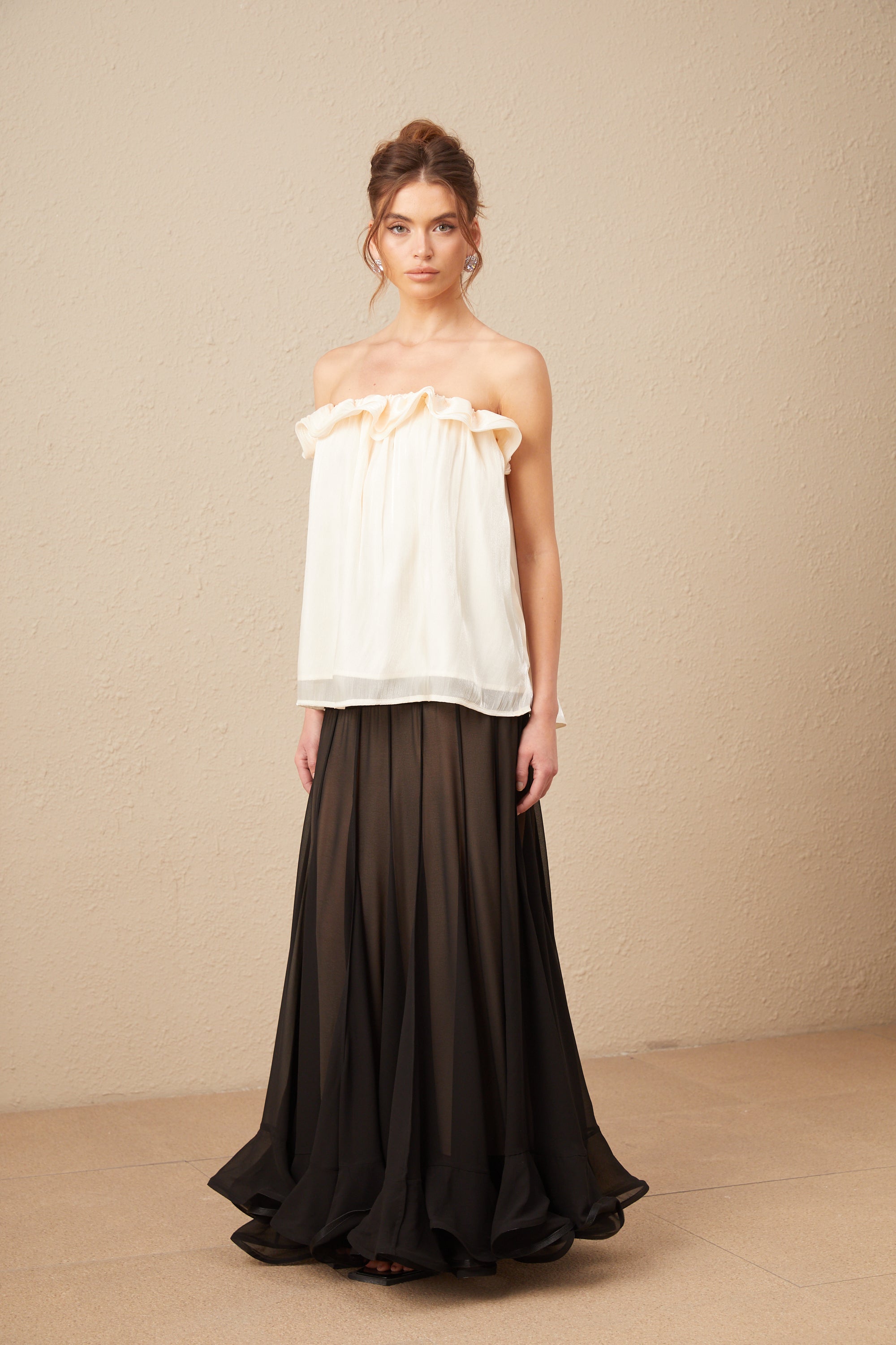 بلوزة Adèle المكشكشة ذات الأكتاف المكشوفة