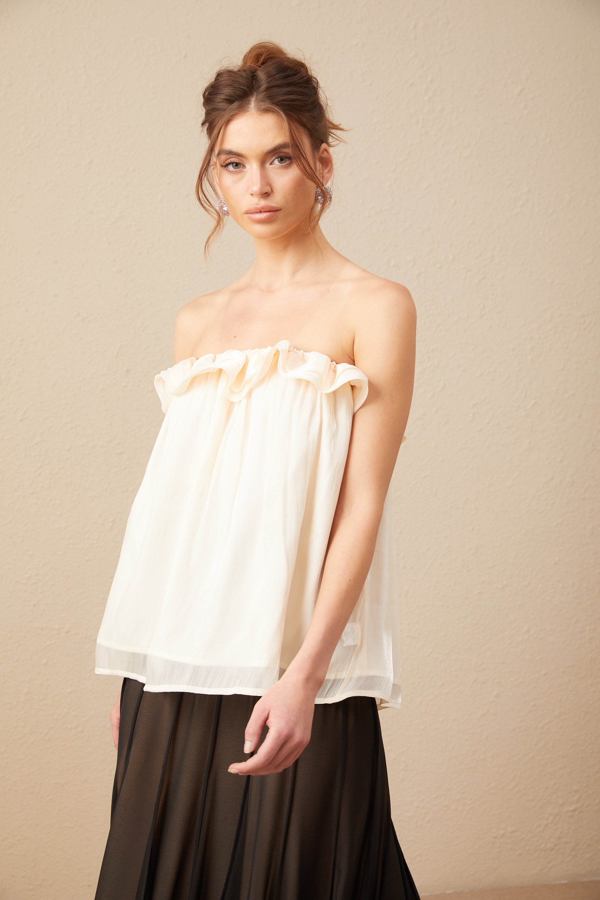 بلوزة Adèle المكشكشة ذات الأكتاف المكشوفة