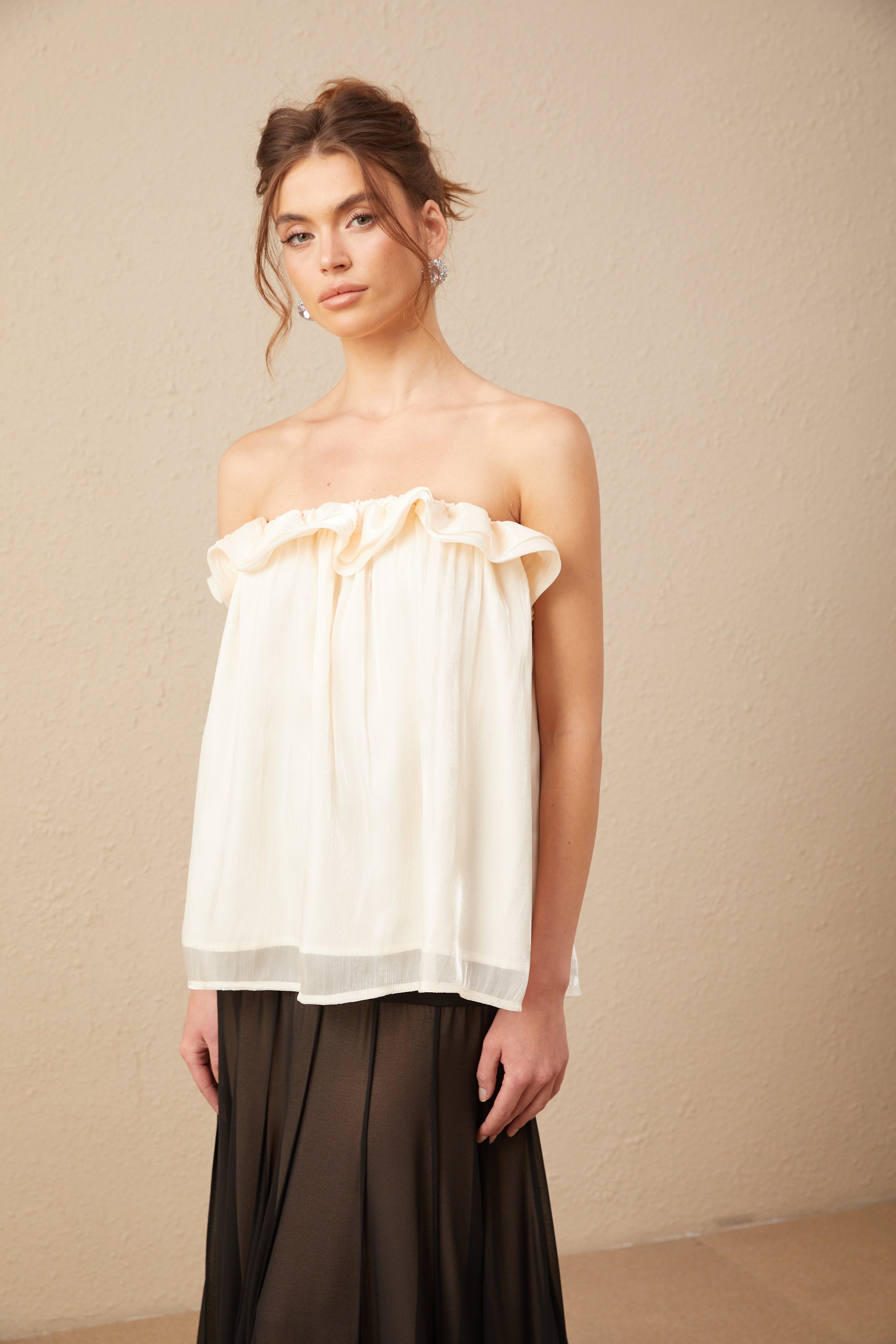 بلوزة Adèle المكشكشة ذات الأكتاف المكشوفة