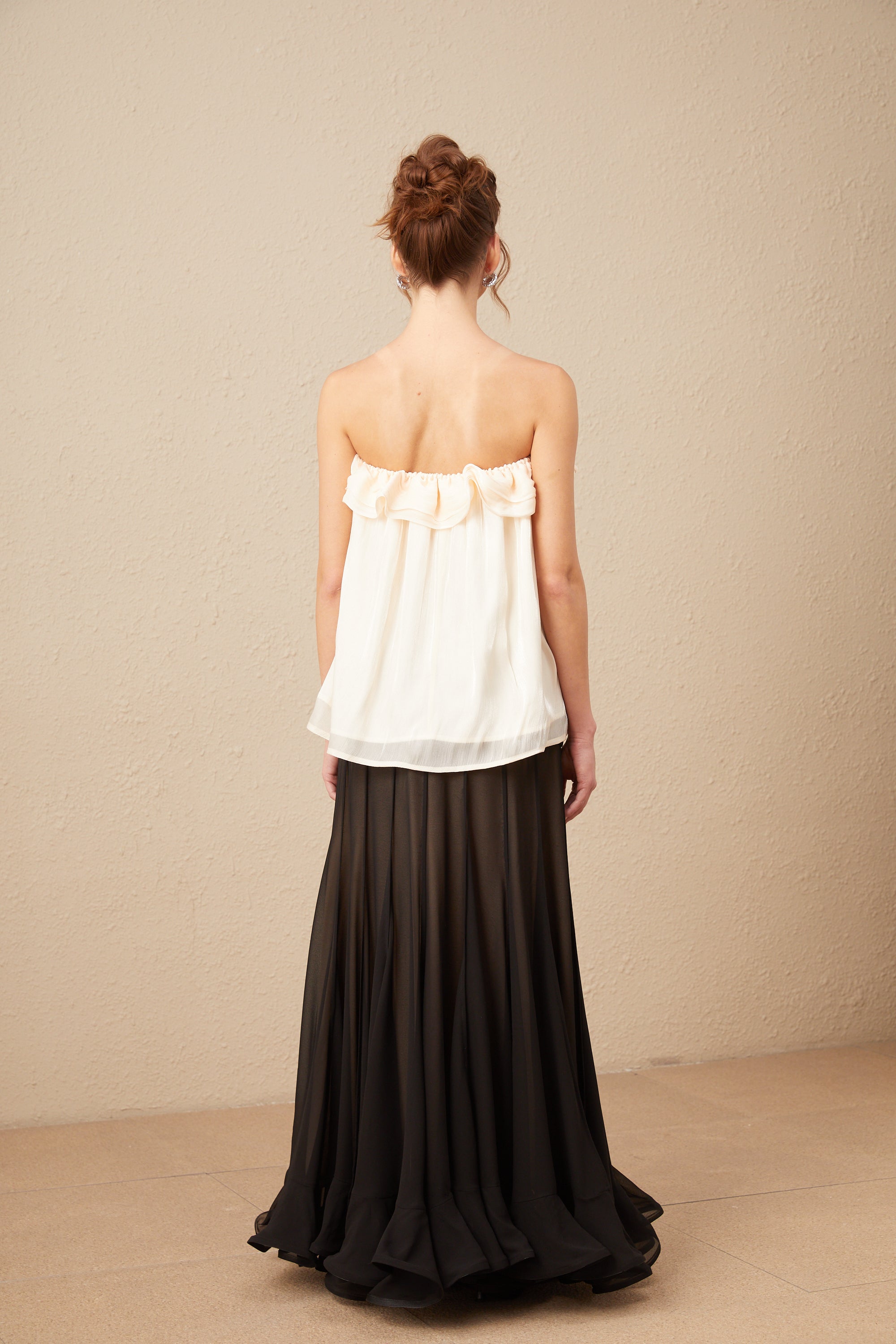 بلوزة Adèle المكشكشة ذات الأكتاف المكشوفة