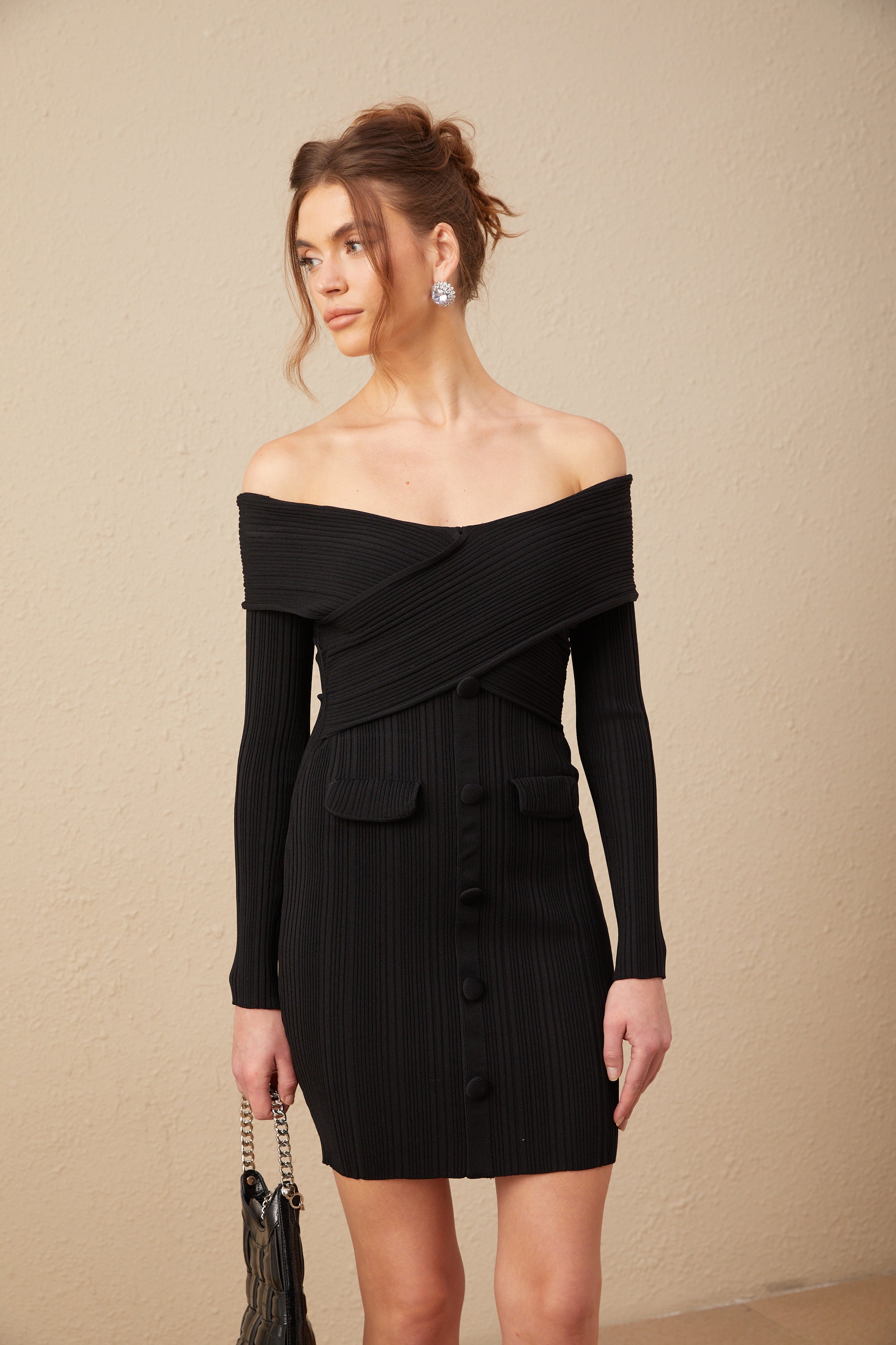 فستان أليس قصير من قماش محبوك مضلع بدون أكتاف