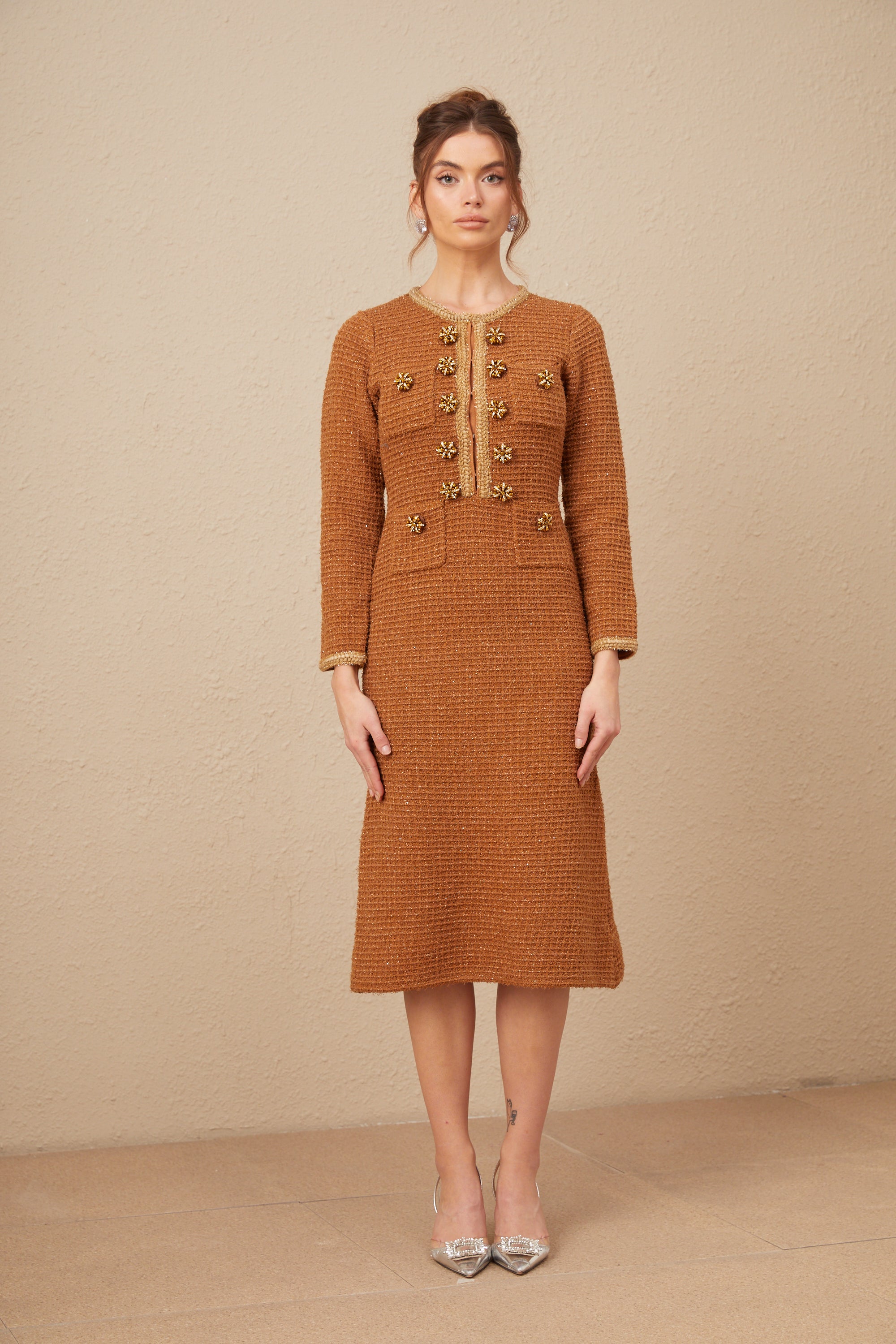 فستان إيبونا بني اللون من التويد مع حواف مضفرة