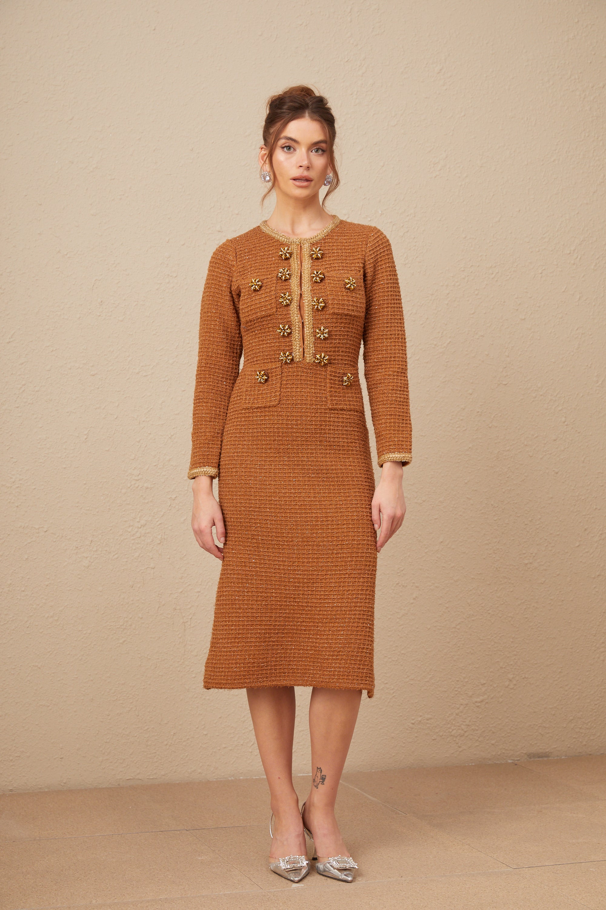 فستان إيبونا بني اللون من التويد مع حواف مضفرة
