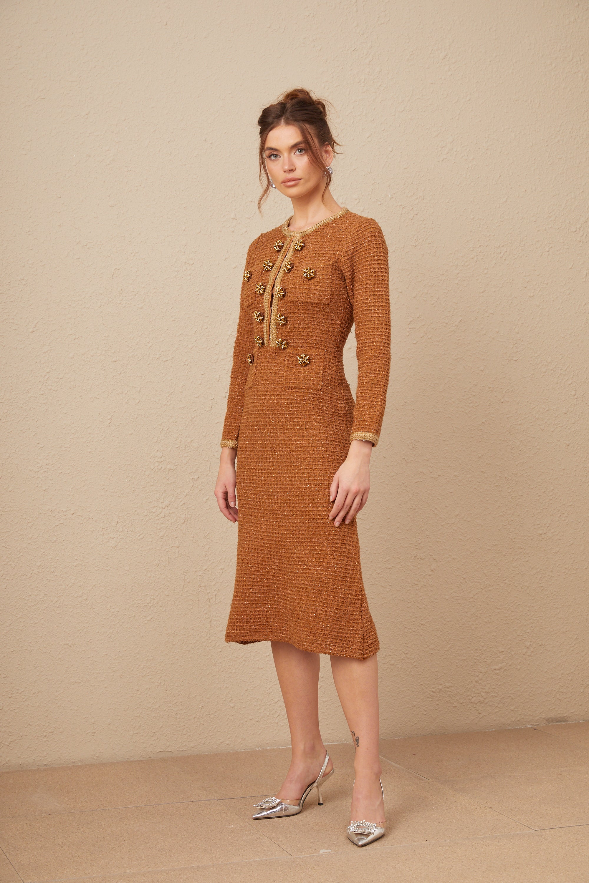 فستان إيبونا بني اللون من التويد مع حواف مضفرة