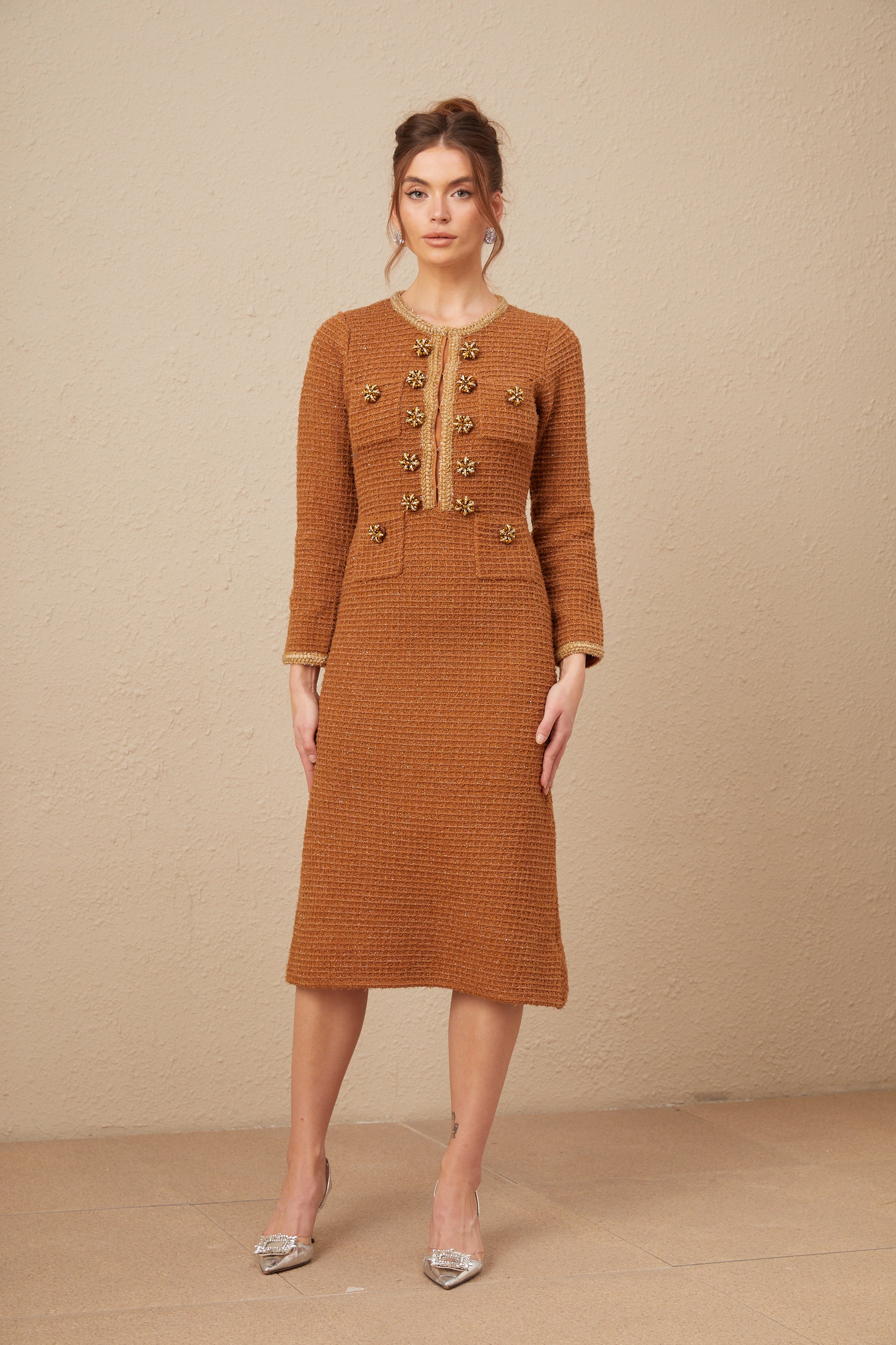 فستان إيبونا بني اللون من التويد مع حواف مضفرة