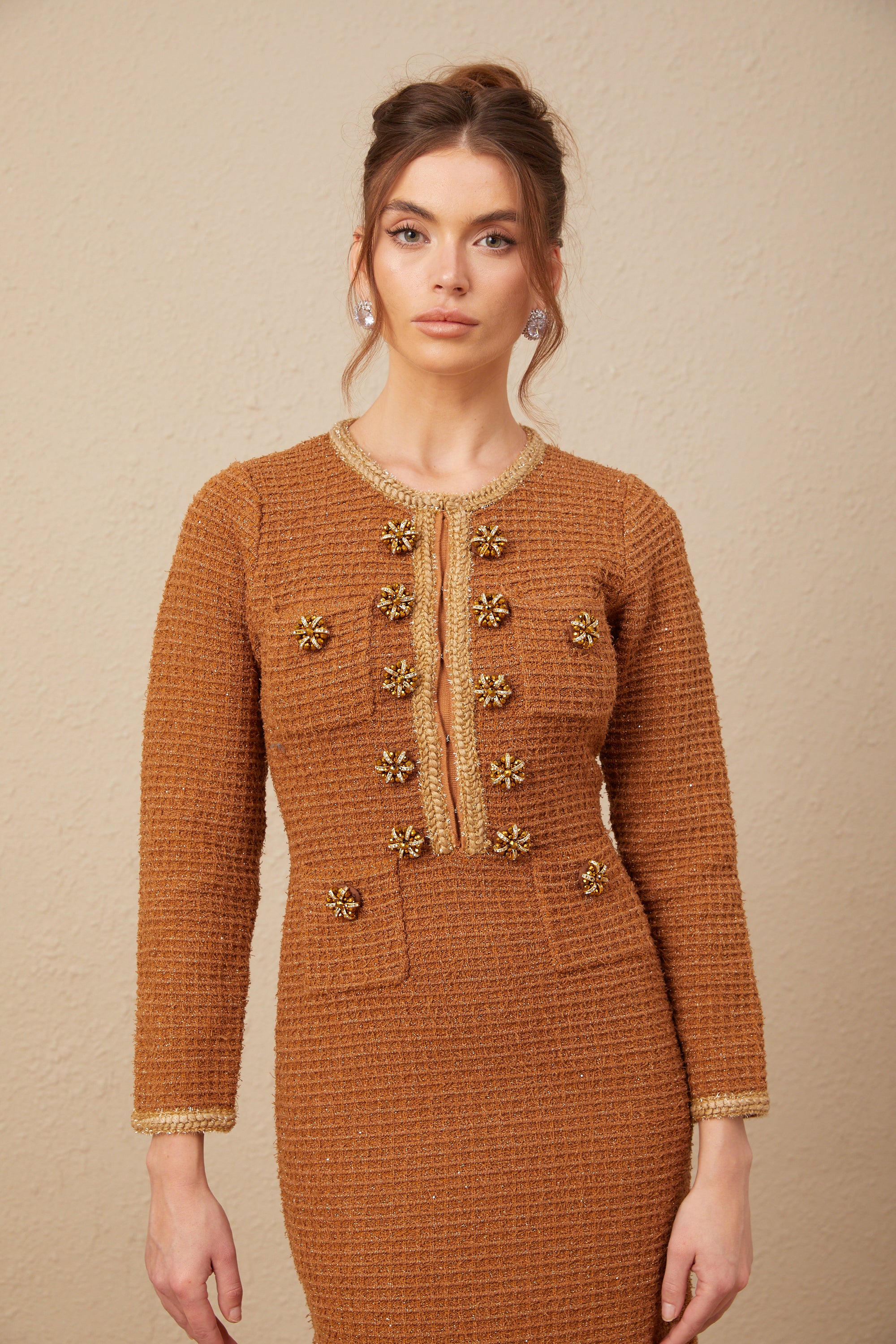 فستان إيبونا بني اللون من التويد مع حواف مضفرة