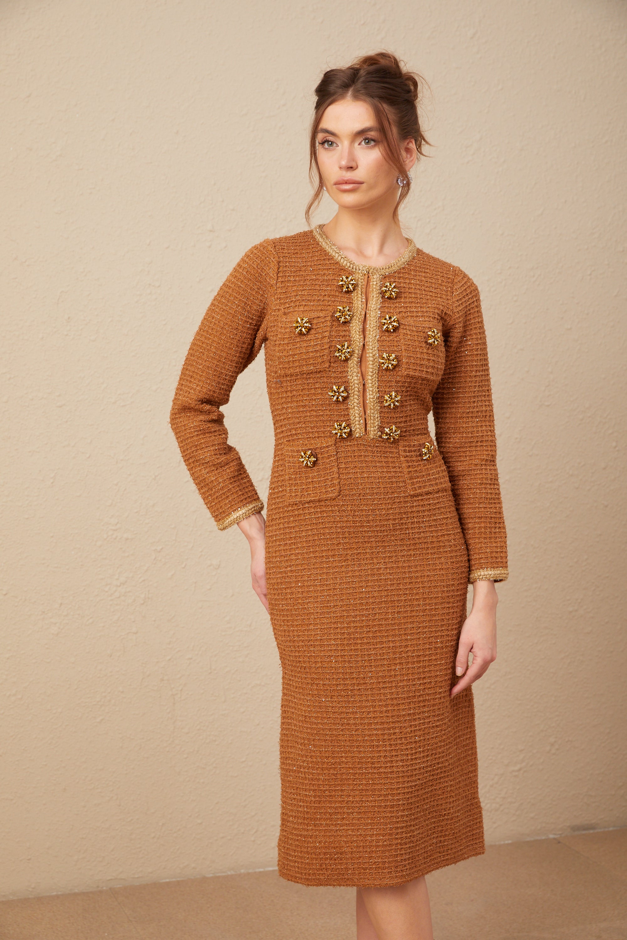 فستان إيبونا بني اللون من التويد مع حواف مضفرة
