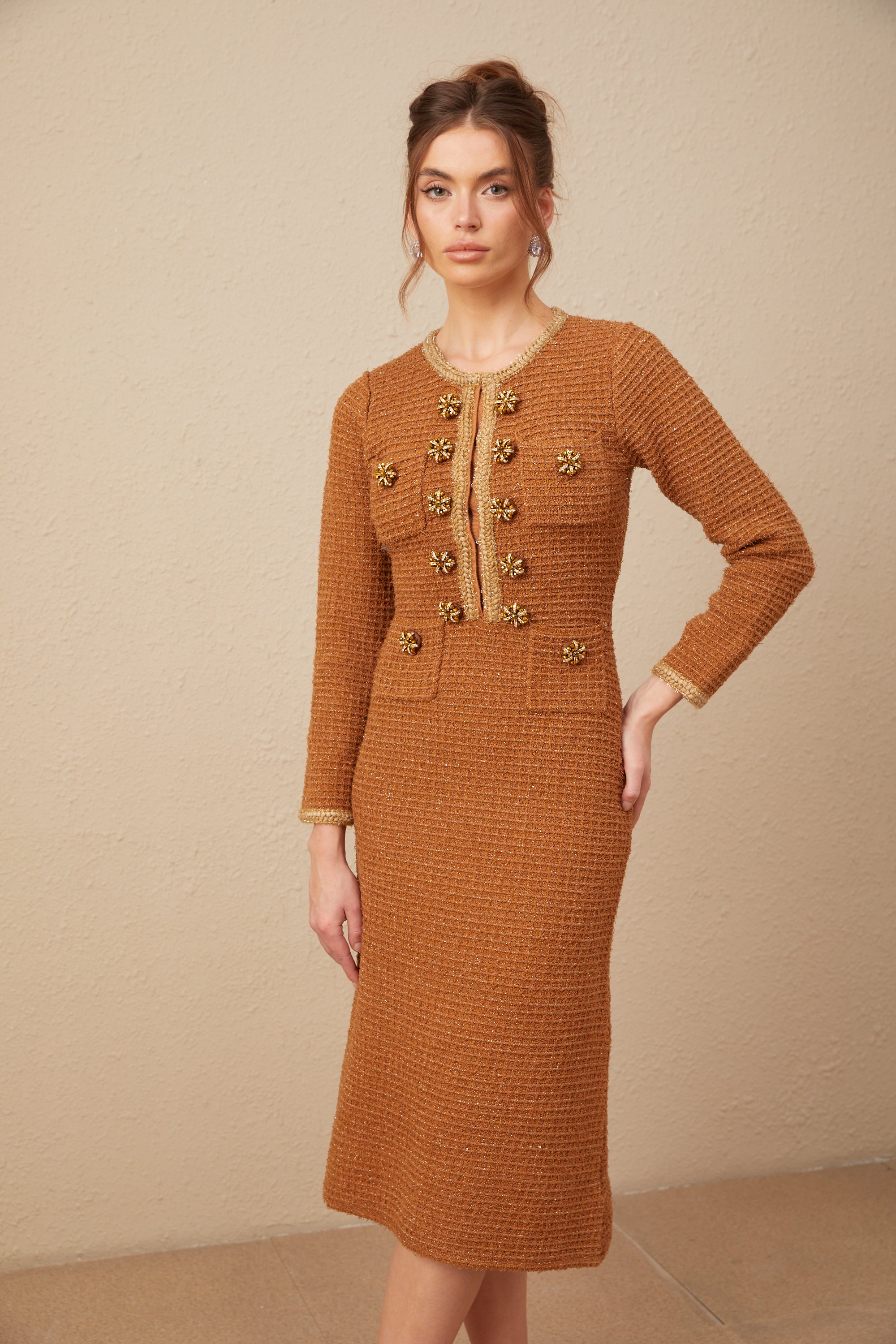 فستان إيبونا بني اللون من التويد مع حواف مضفرة