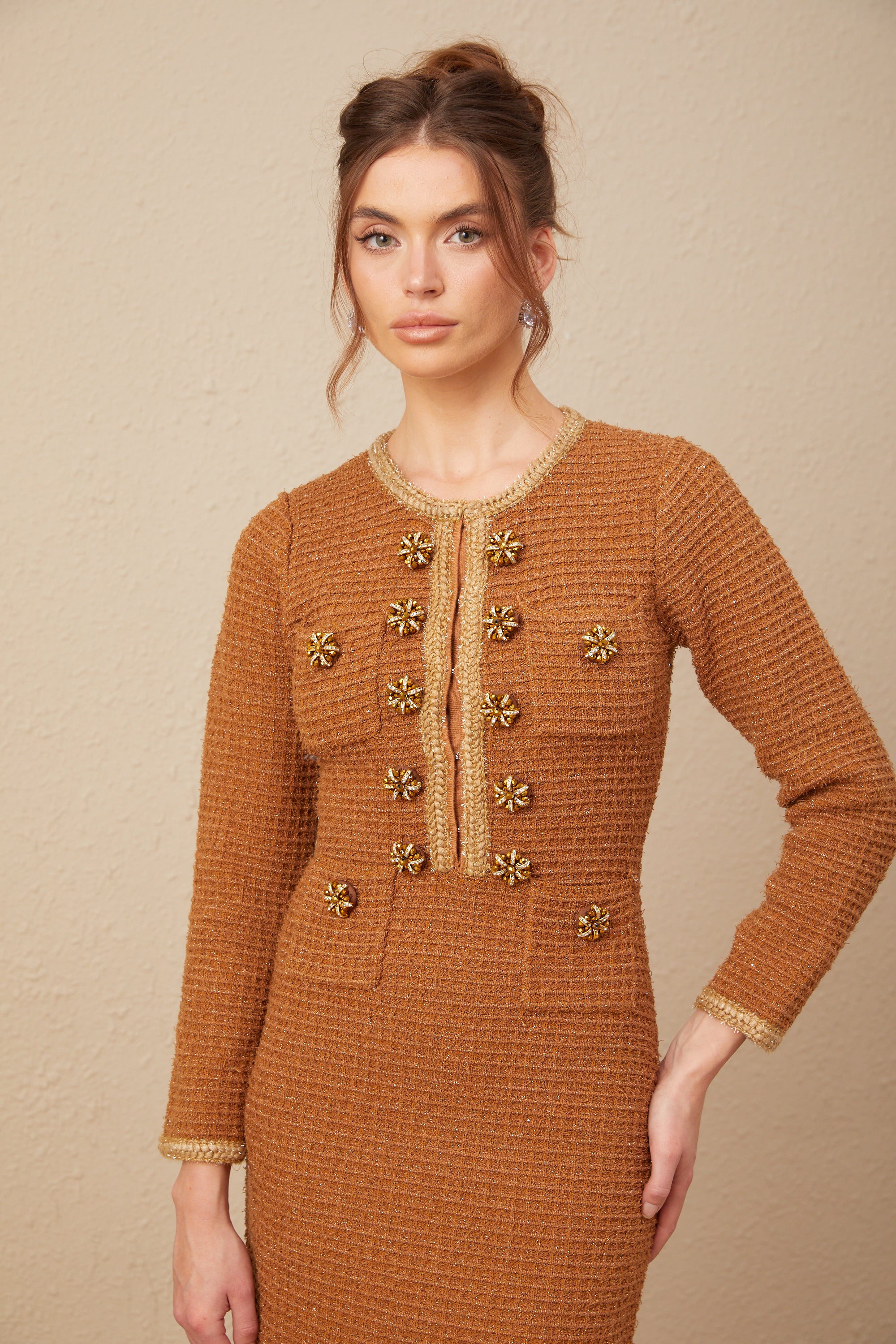 فستان إيبونا بني اللون من التويد مع حواف مضفرة