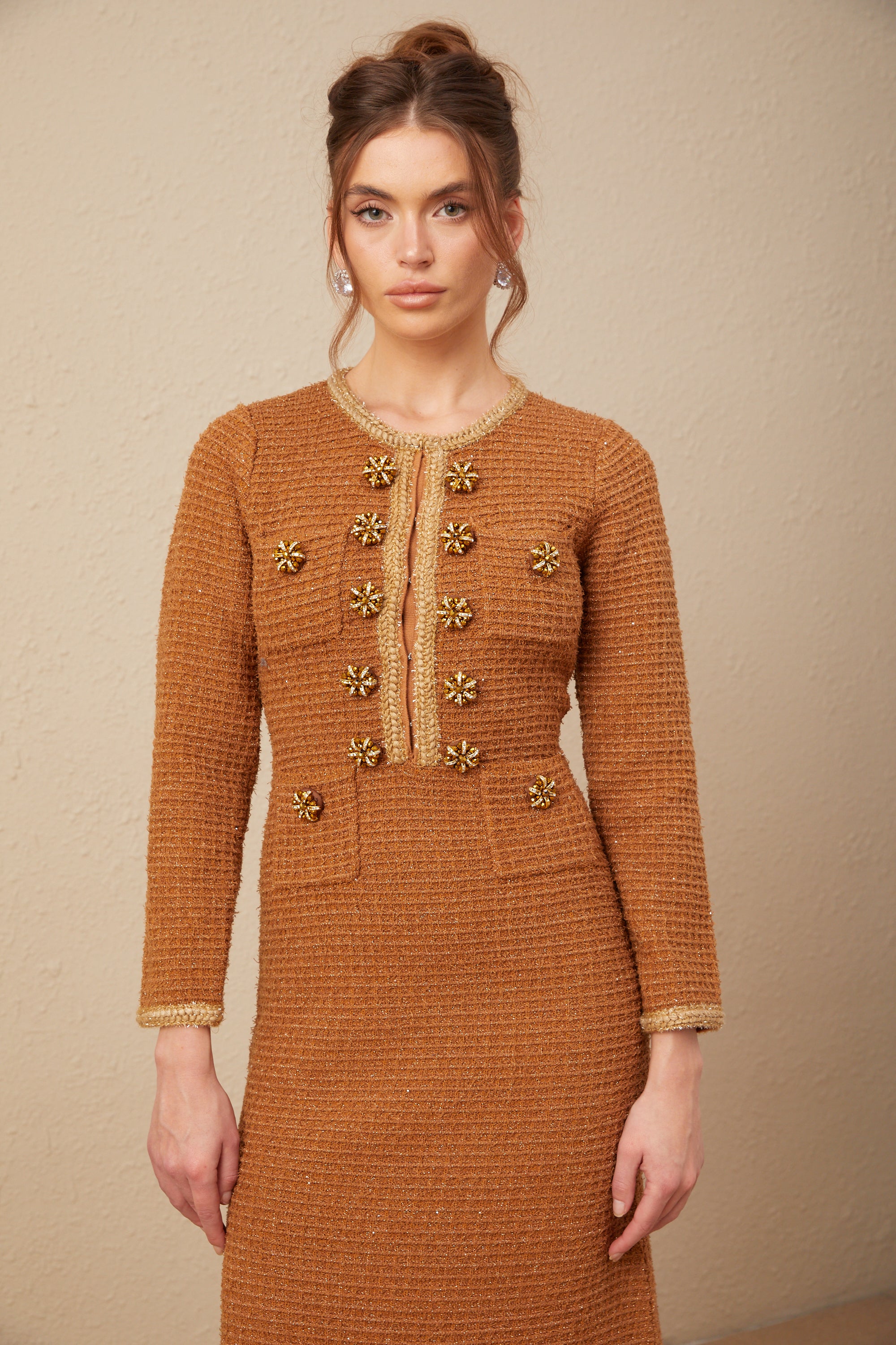 فستان إيبونا بني اللون من التويد مع حواف مضفرة