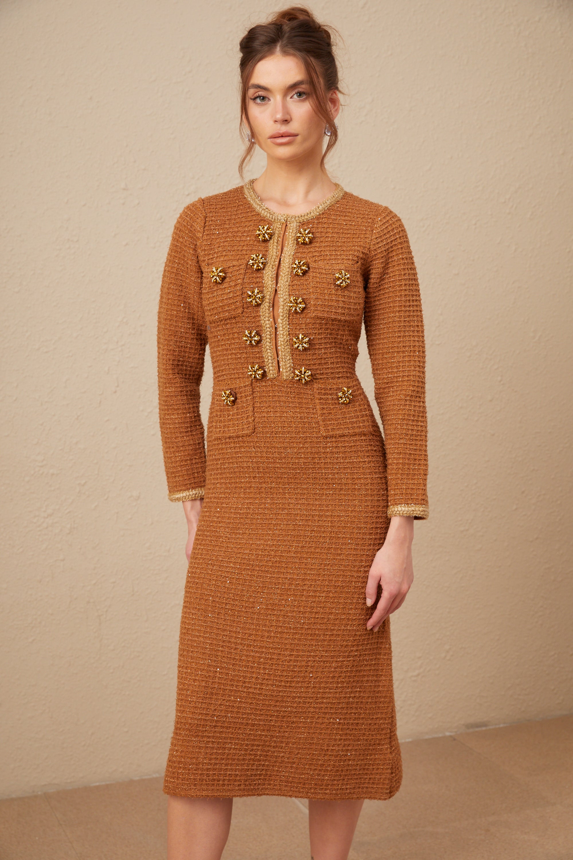 فستان إيبونا بني اللون من التويد مع حواف مضفرة