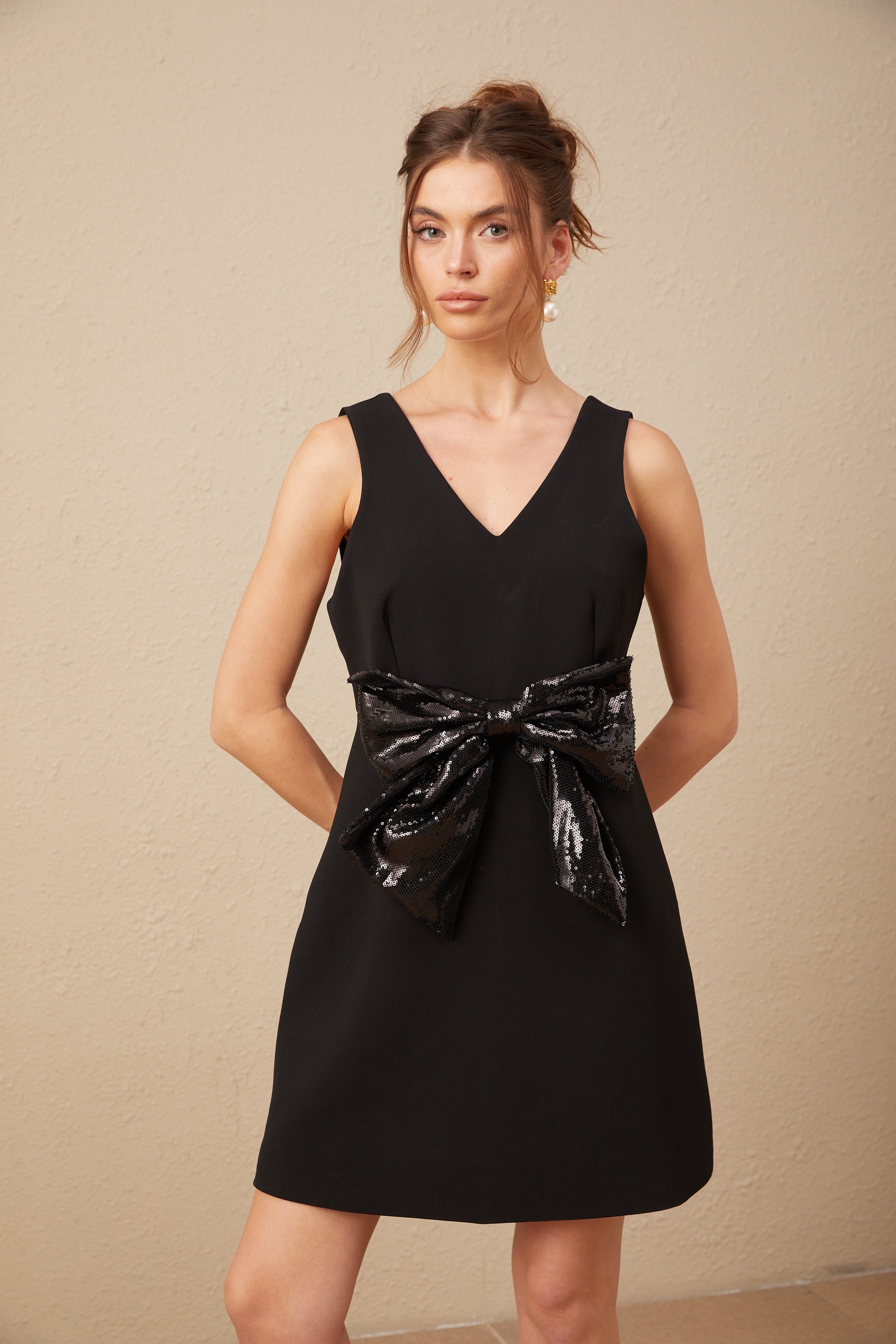 فستان ميني روجان بأكمام مكشكشة وياقة على شكل حرف V مزين بالترتر باللون الأسود (بيع نهائي - الولايات المتحدة فقط)