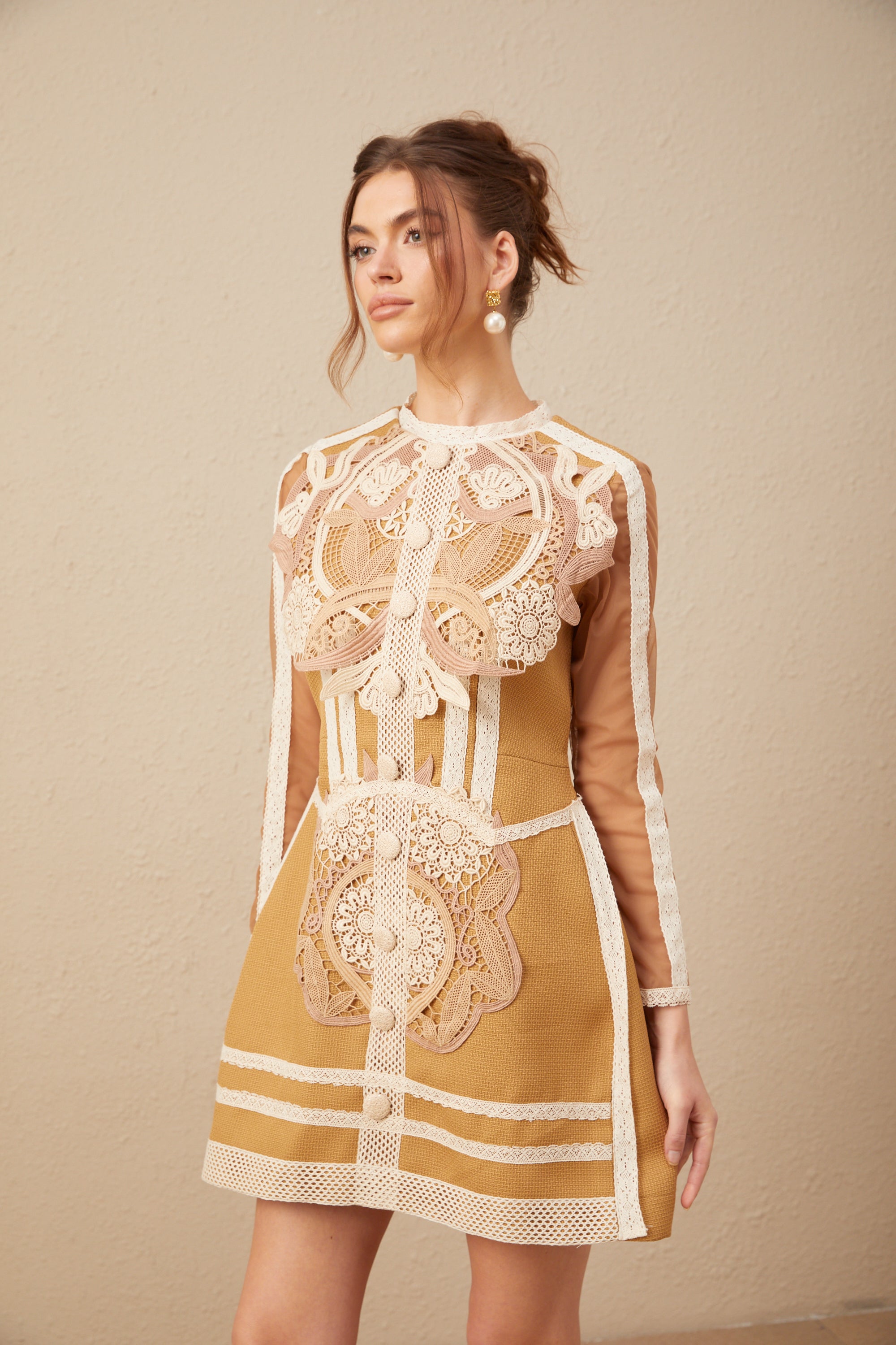 فستان أورور القصير من الدانتيل بفتحة على شكل ببلوم