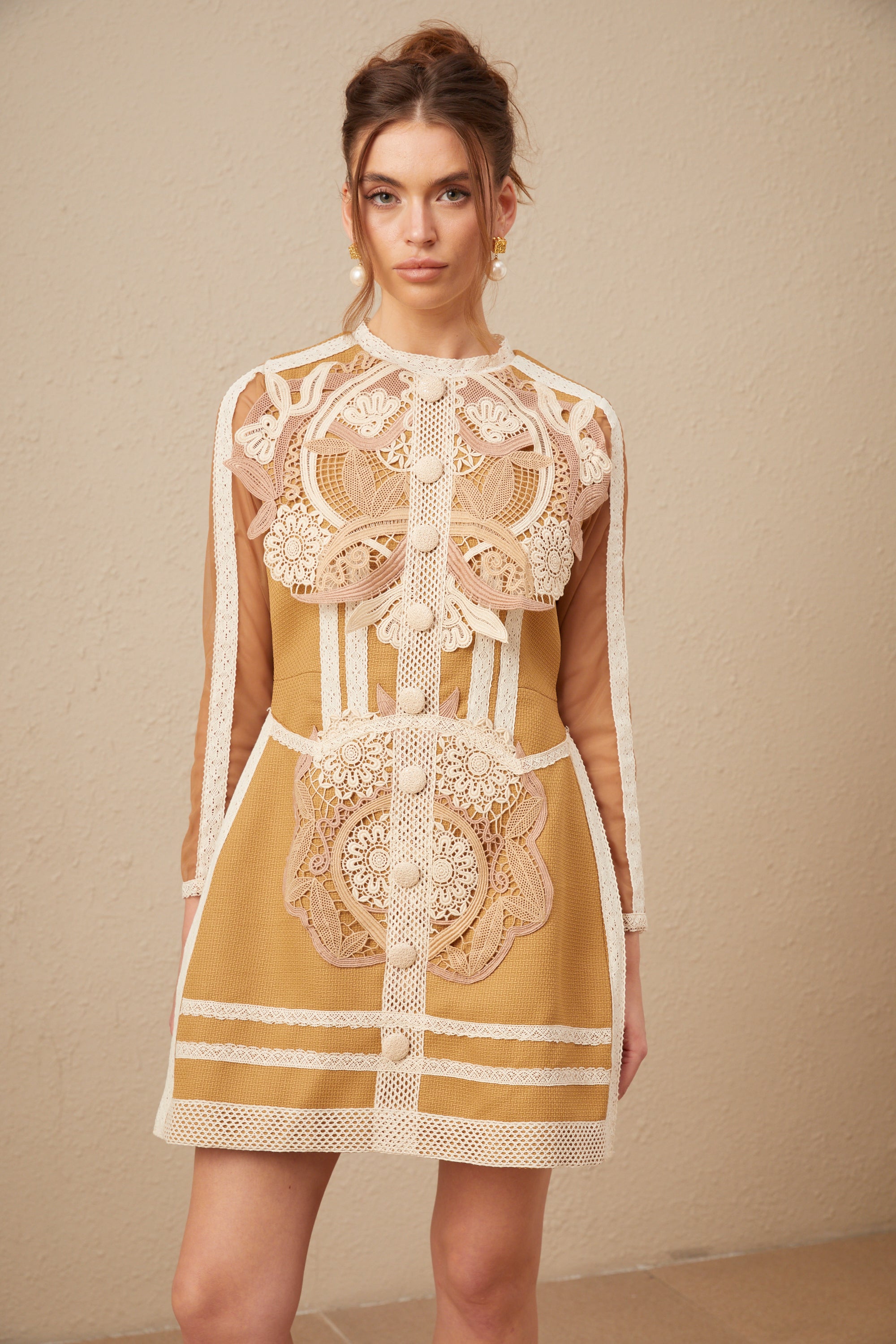 فستان أورور القصير من الدانتيل بفتحة على شكل ببلوم