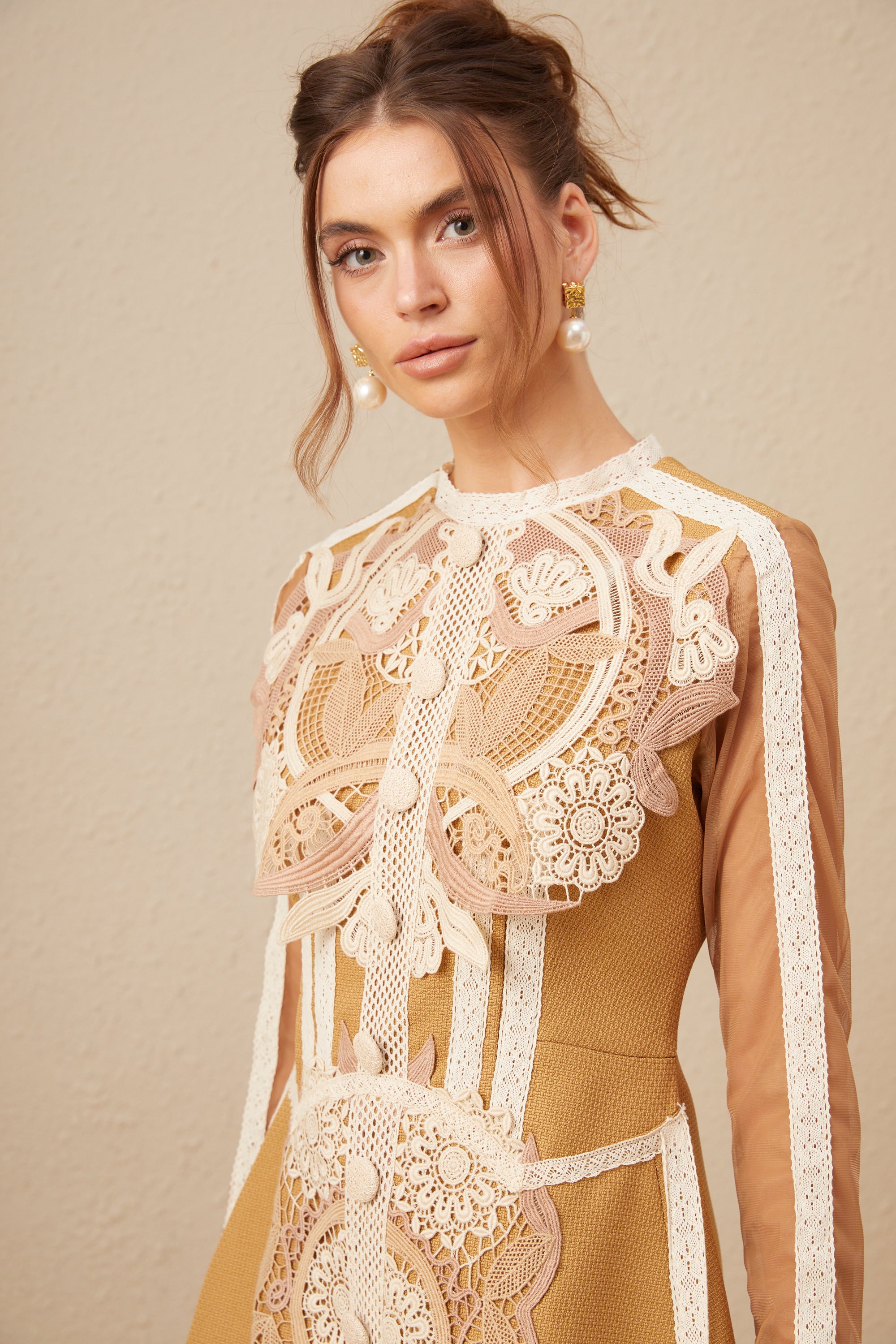 فستان أورور القصير من الدانتيل بفتحة على شكل ببلوم