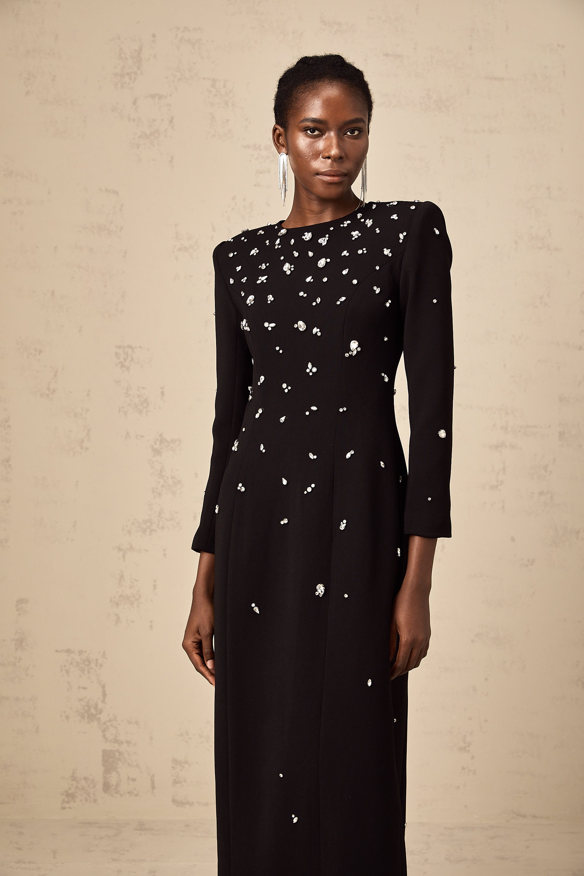 فستان ماكسي أسود مزين بالكريستال من إيميلدا