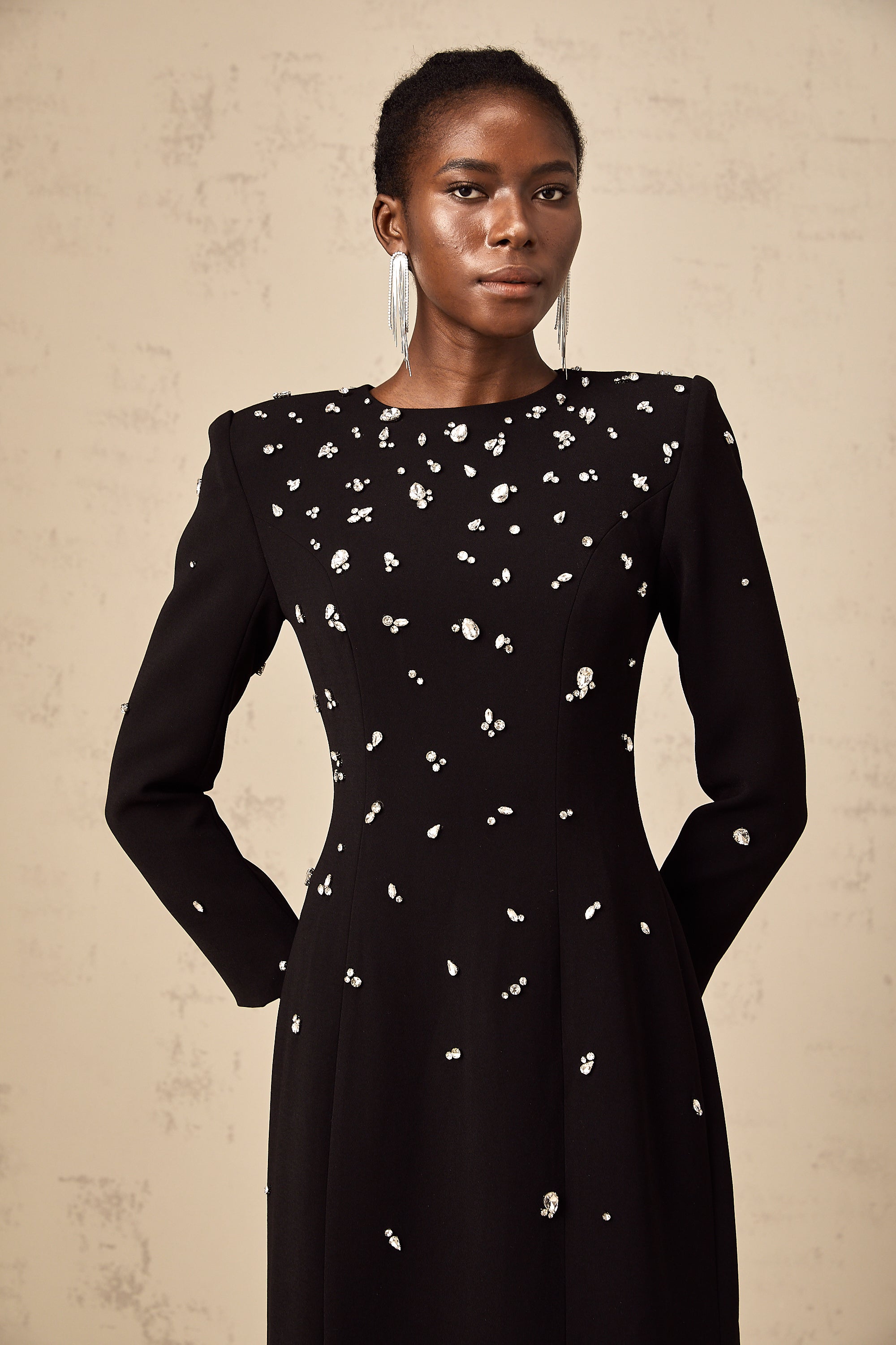 فستان ماكسي أسود مزين بالكريستال من إيميلدا