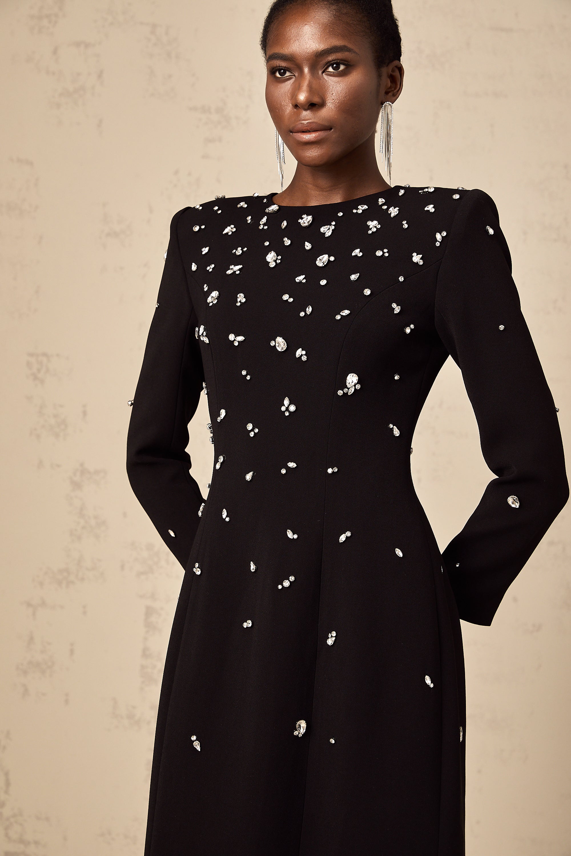 فستان ماكسي أسود مزين بالكريستال من إيميلدا