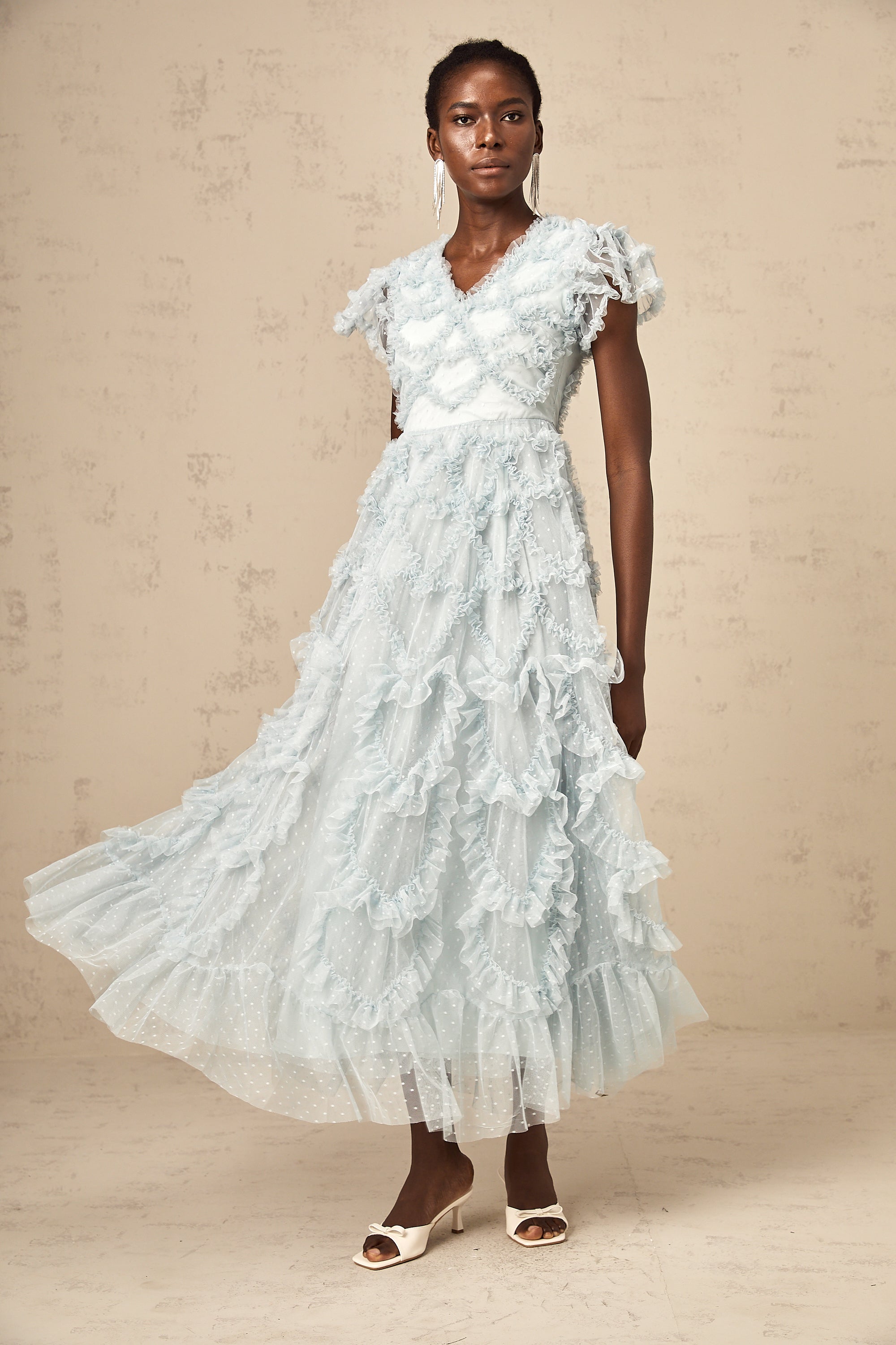 فستان كورينا ميدي مزين بكشكشة وتفاصيل منقط باللون الأزرق