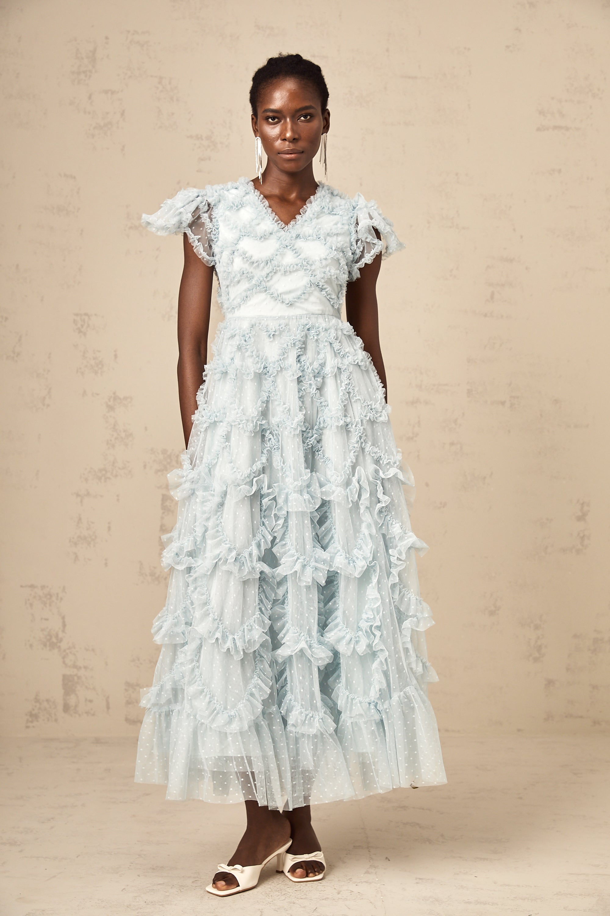 فستان كورينا ميدي مزين بكشكشة وتفاصيل منقط باللون الأزرق