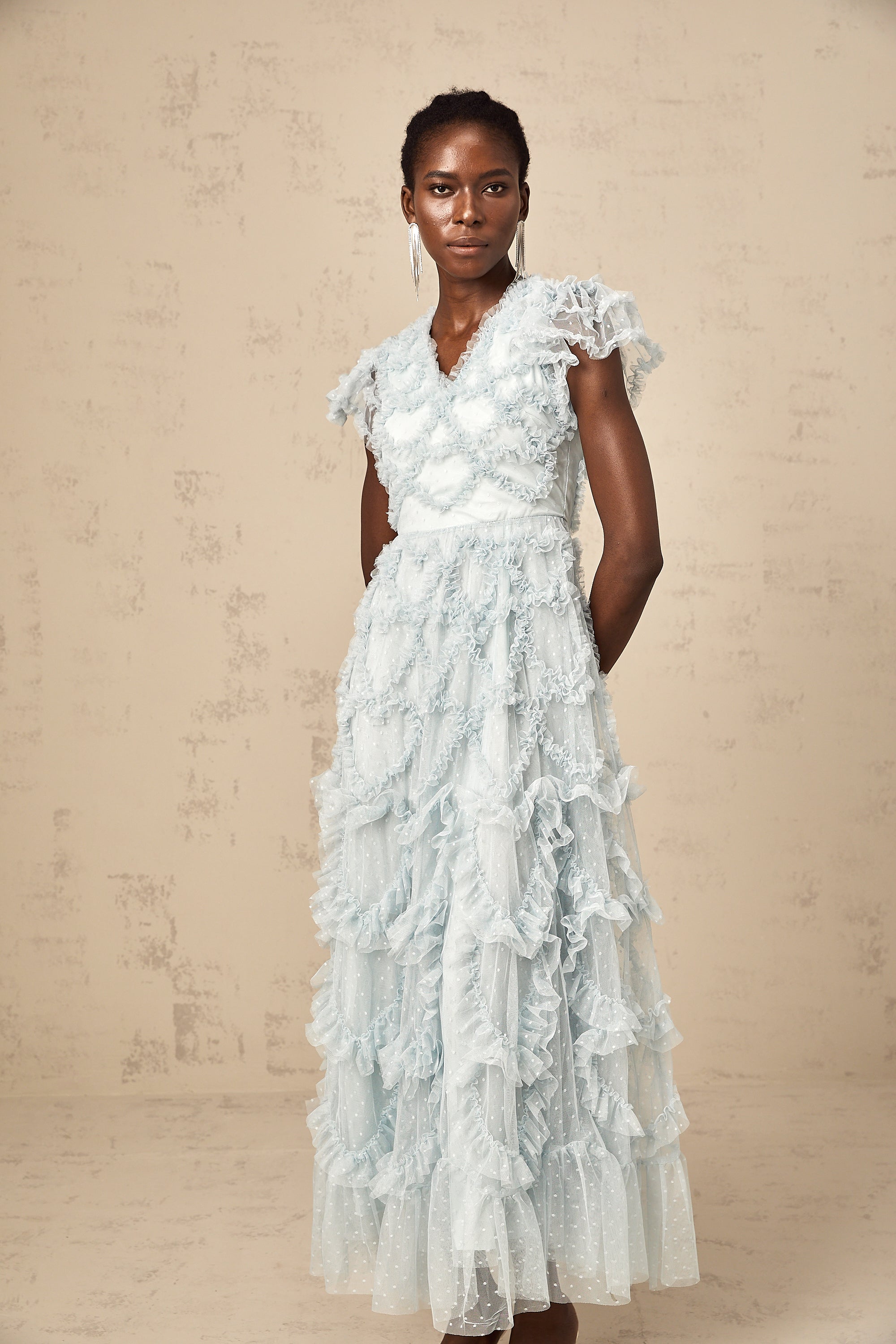 فستان كورينا ميدي مزين بكشكشة وتفاصيل منقط باللون الأزرق