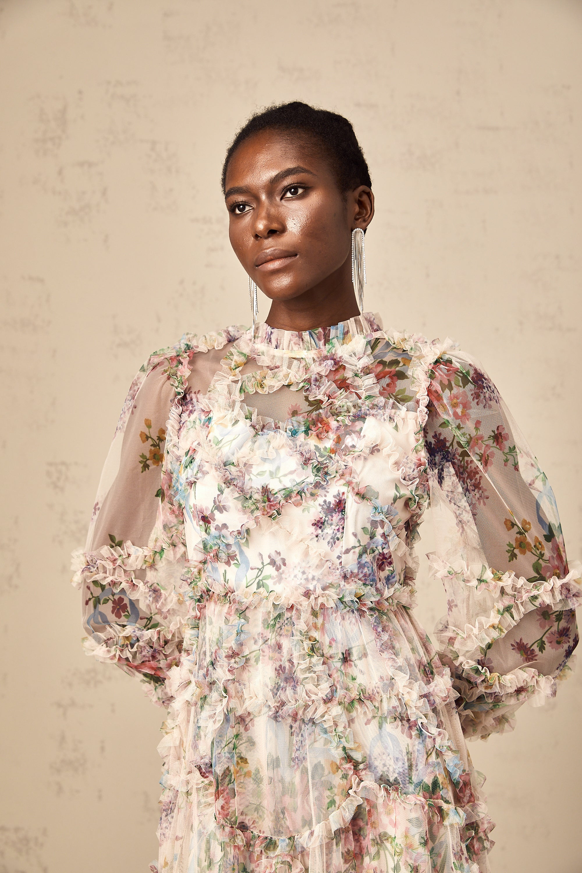 فستان كانديس متوسط الطول من التول مع كشكشة زهرية