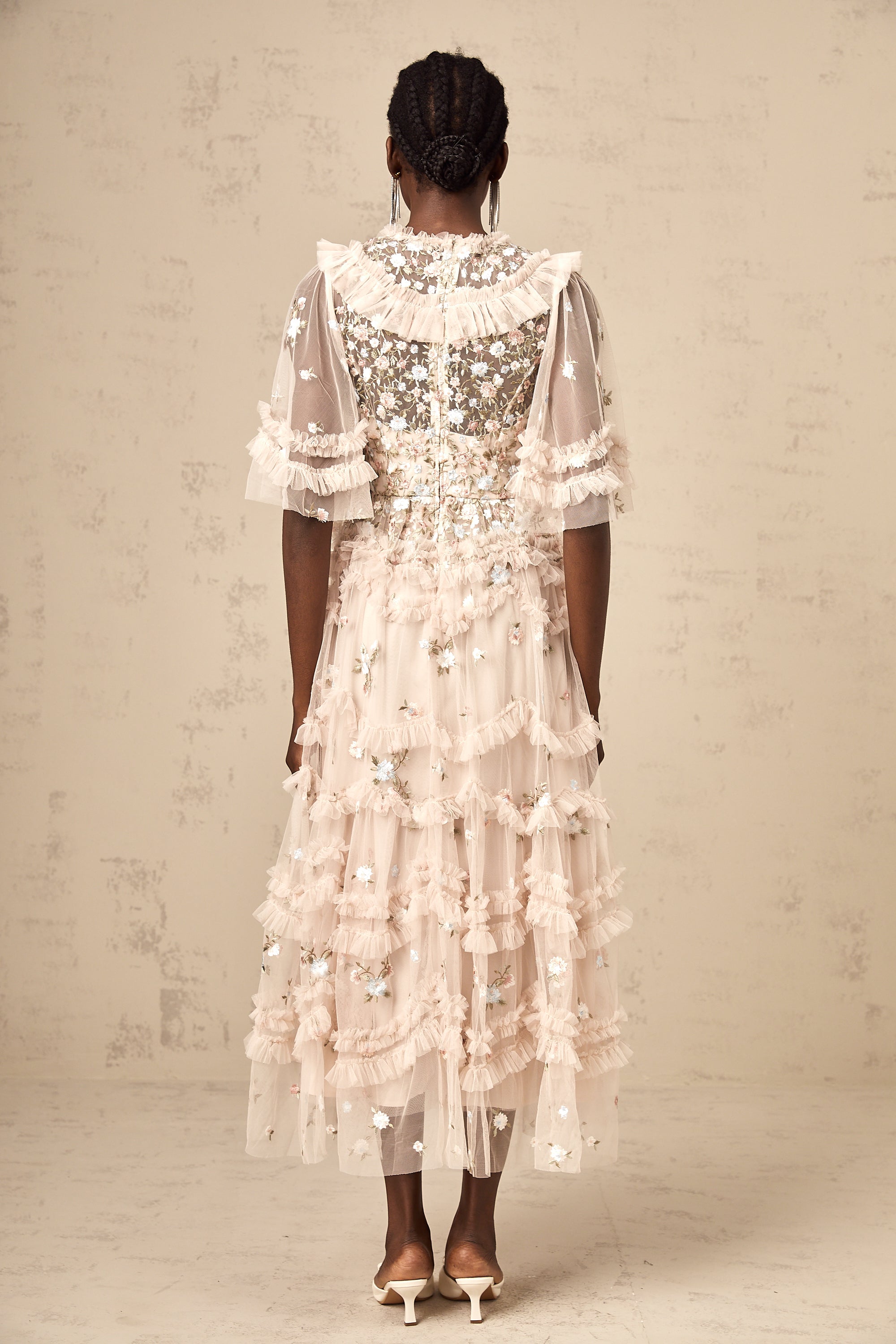 فستان كيفينا متوسط الطول مطرز بالورود ومكشكشة