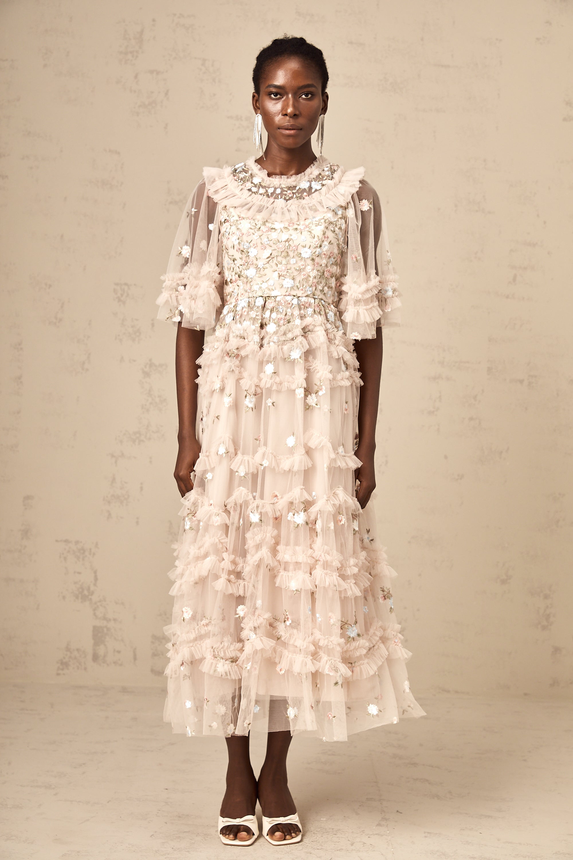 فستان كيفينا متوسط الطول مطرز بالورود ومكشكشة