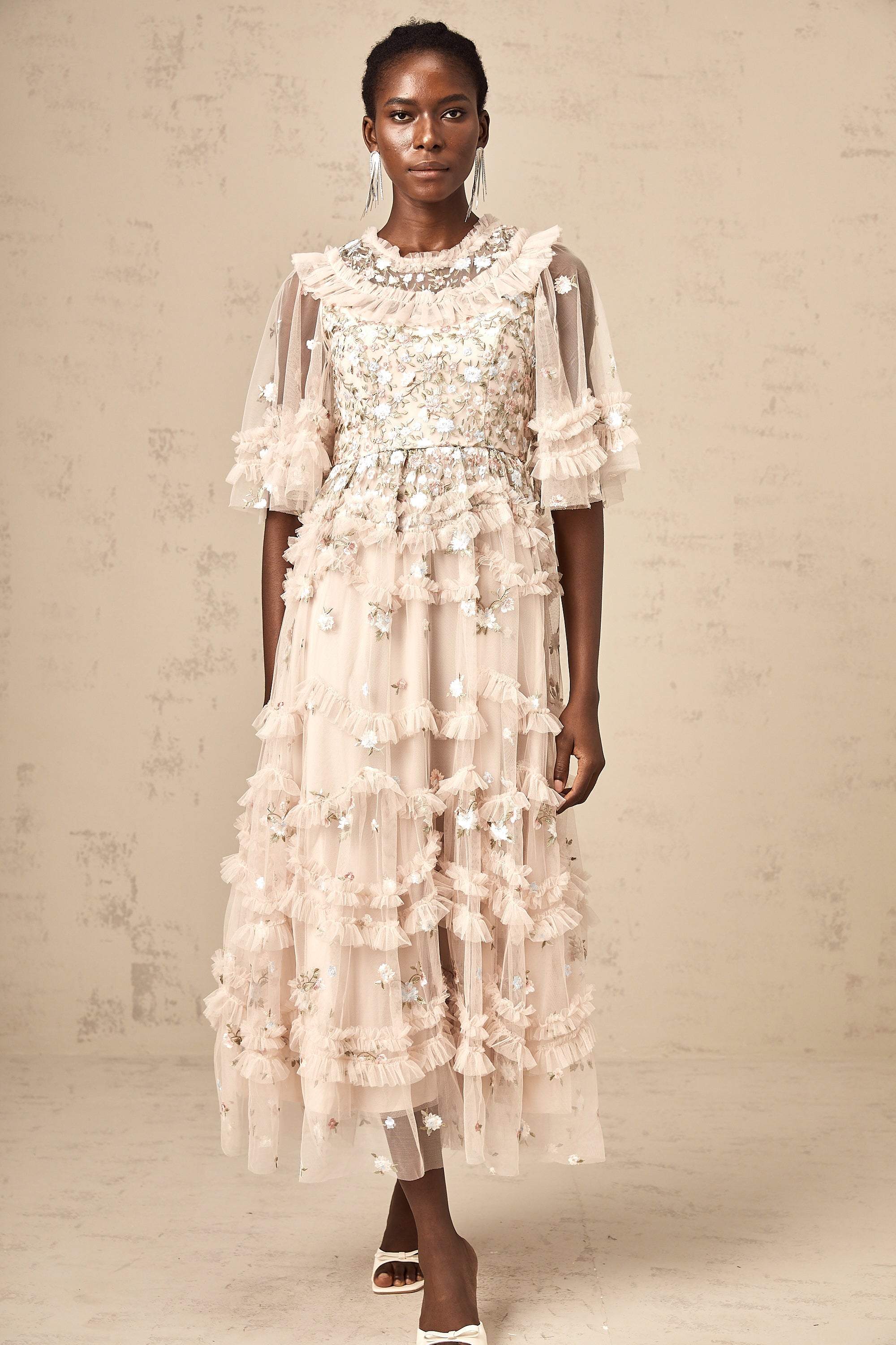 فستان كيفينا متوسط الطول مطرز بالورود ومكشكشة