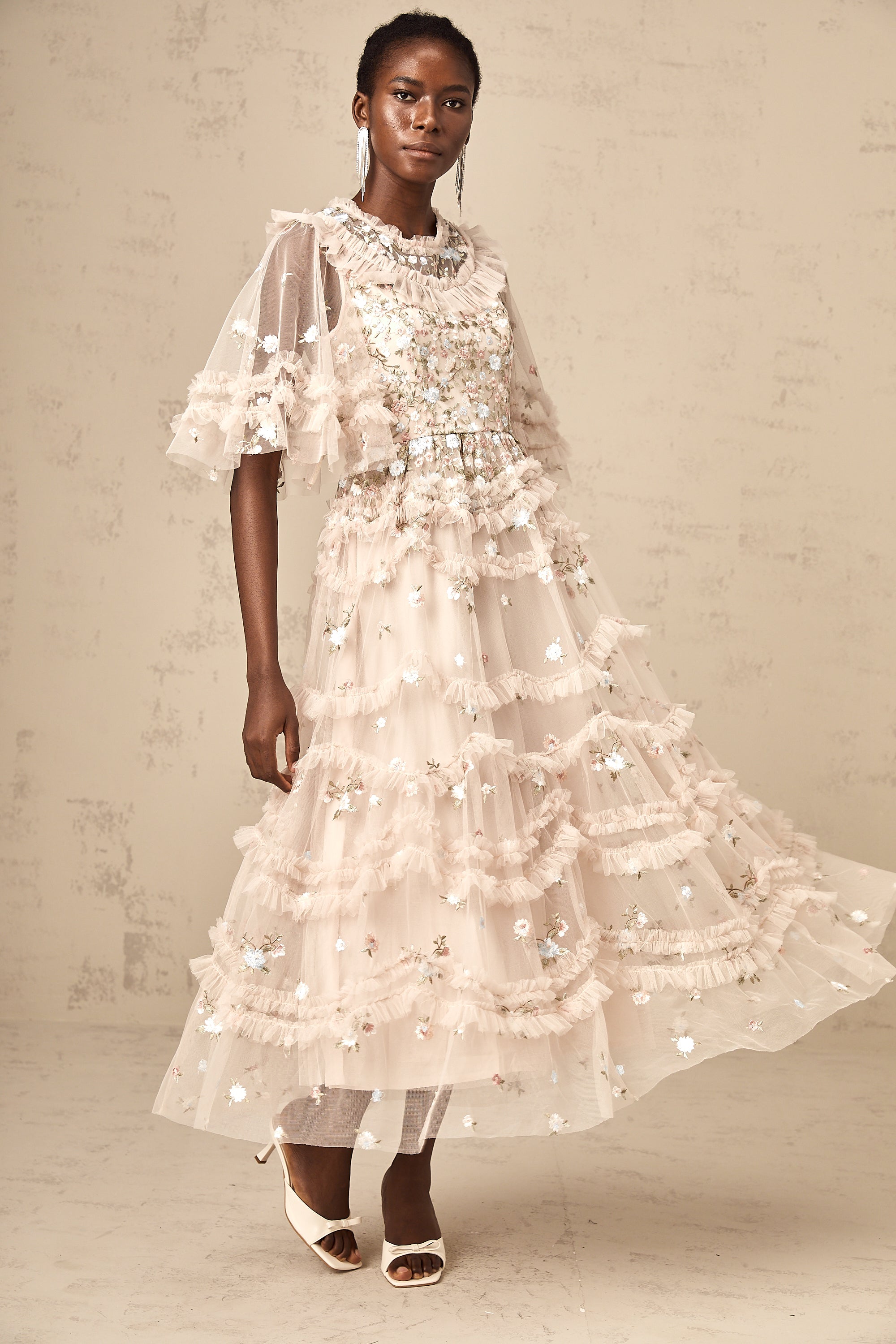 فستان كيفينا متوسط الطول مطرز بالورود ومكشكشة