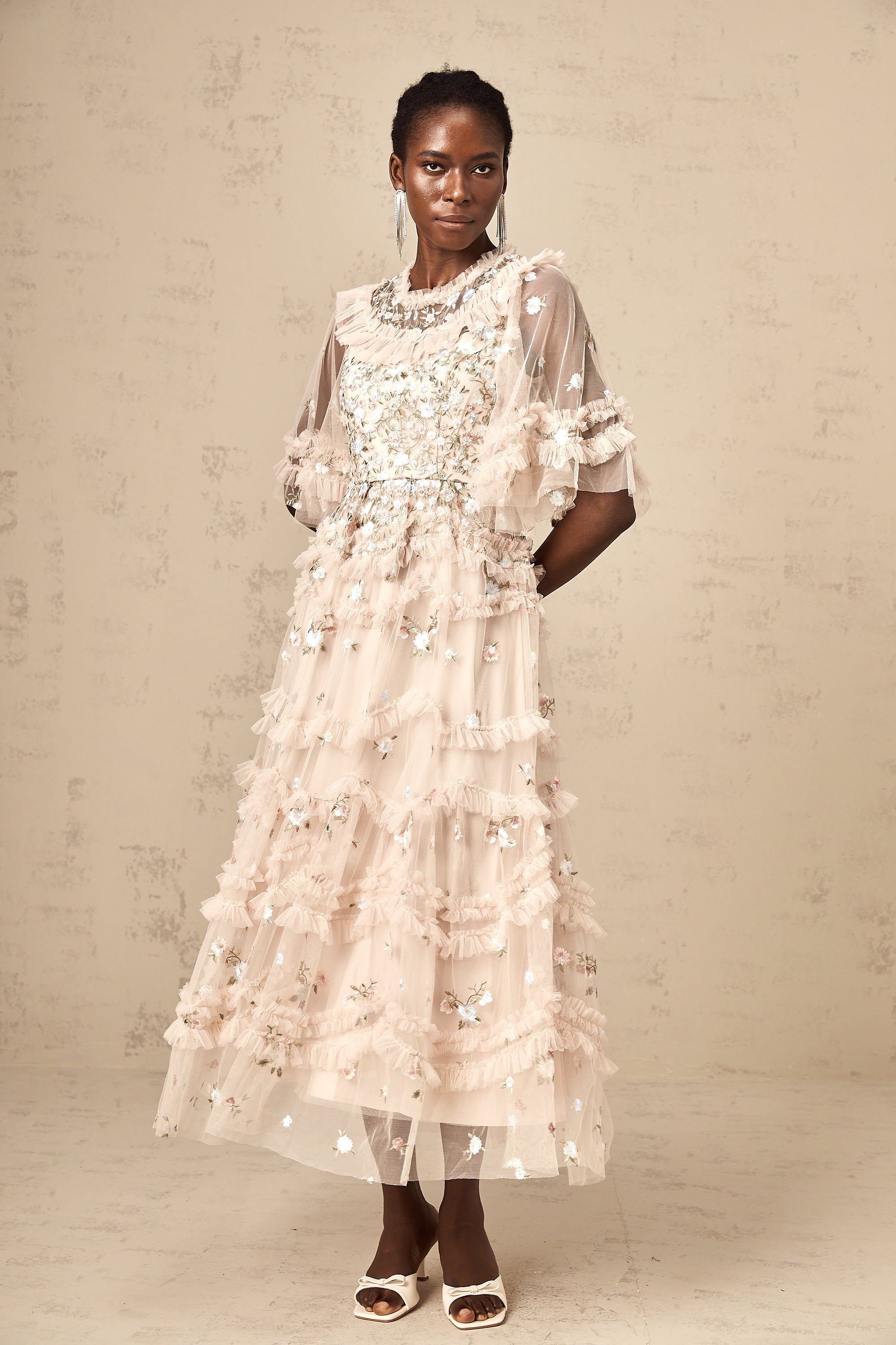 فستان كيفينا متوسط الطول مطرز بالورود ومكشكشة