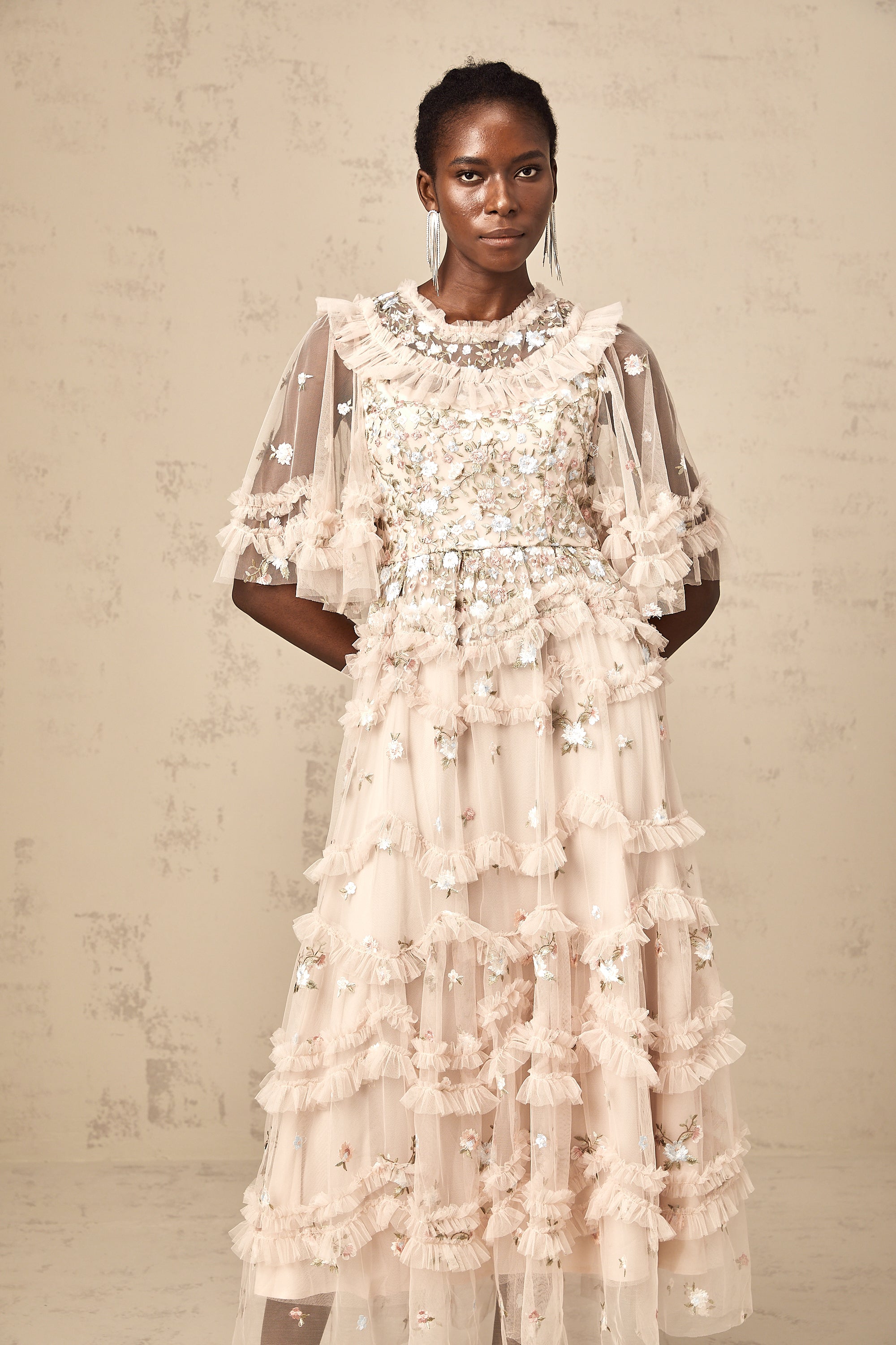 فستان كيفينا متوسط الطول مطرز بالورود ومكشكشة