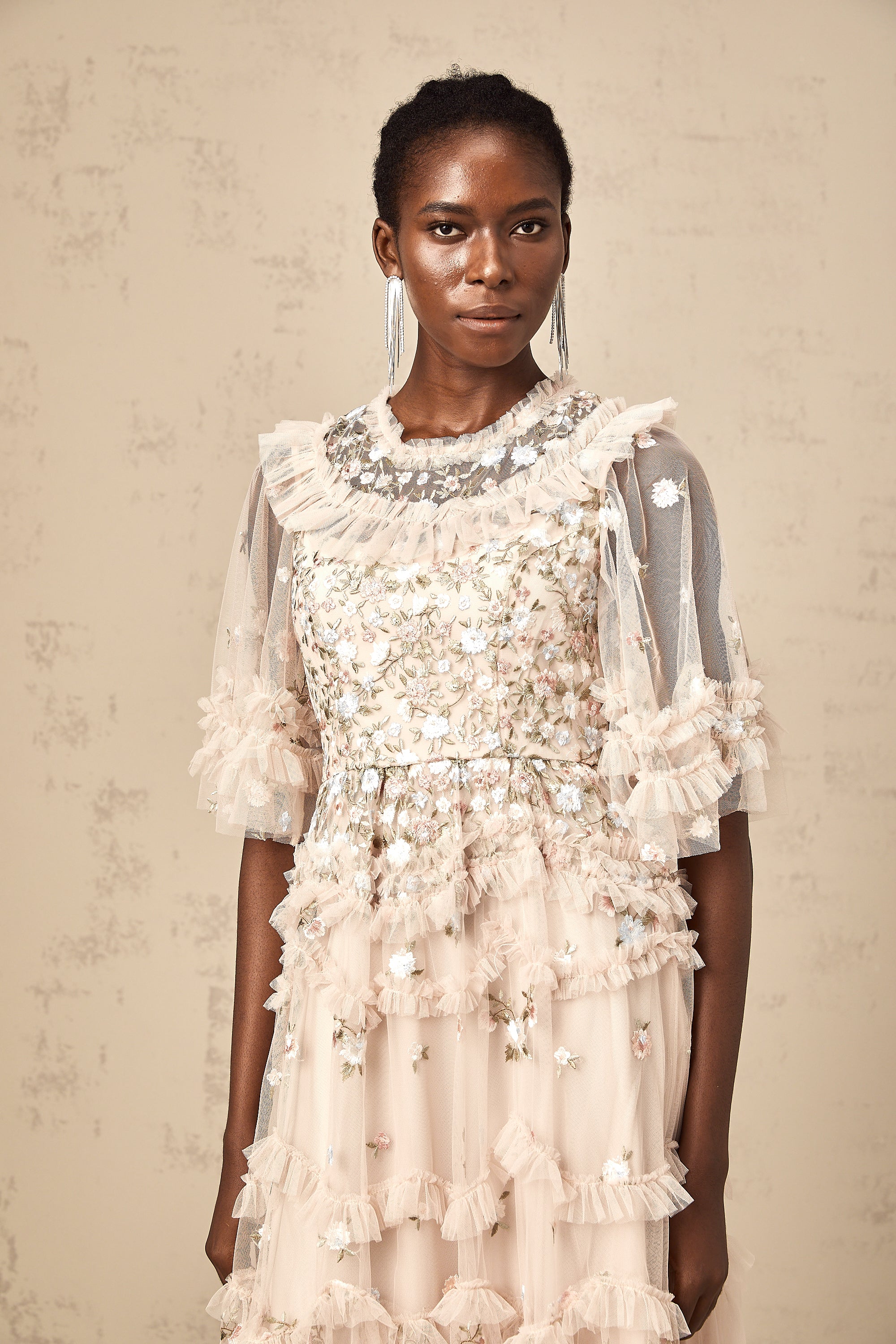 فستان كيفينا متوسط الطول مطرز بالورود ومكشكشة