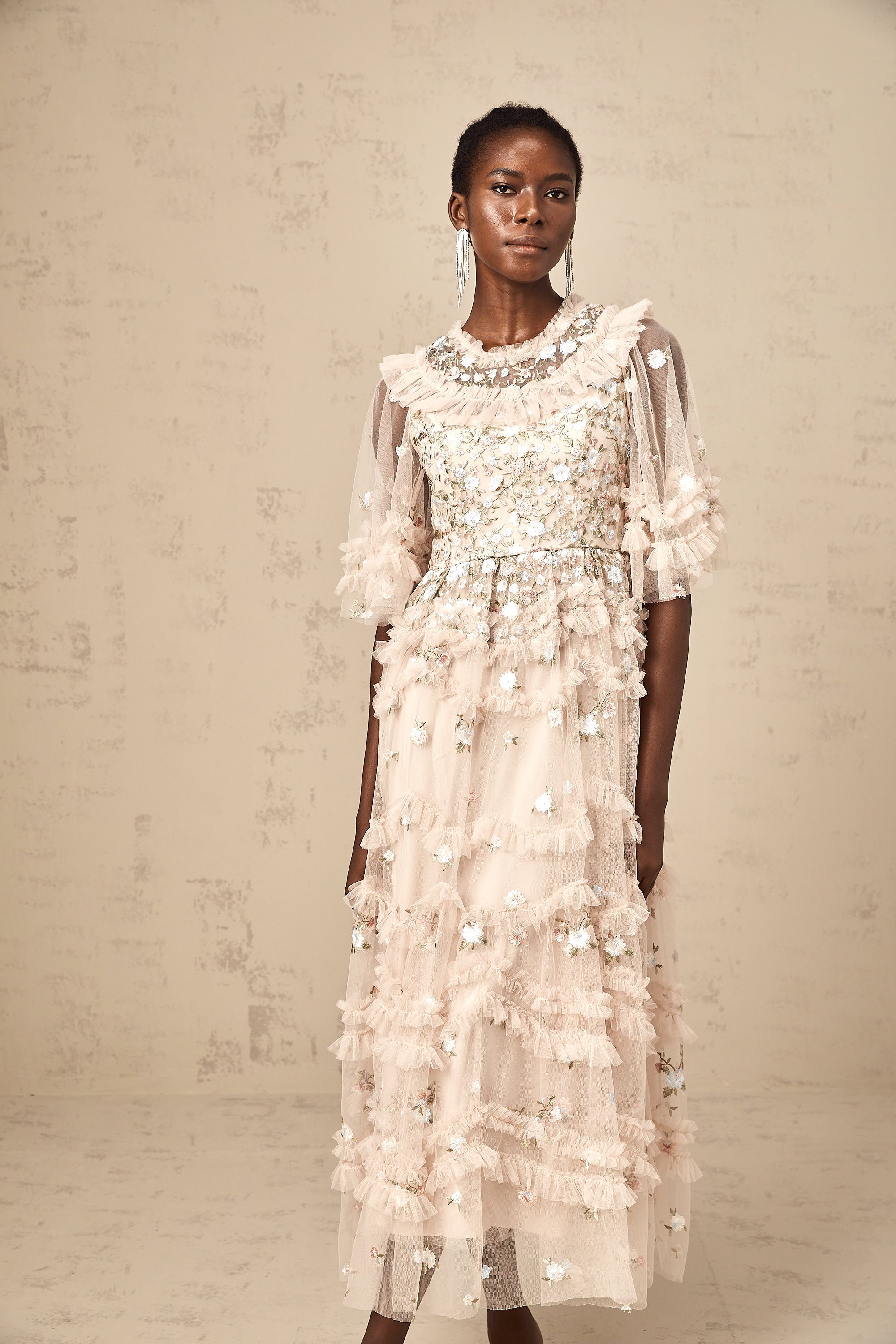 فستان كيفينا متوسط الطول مطرز بالورود ومكشكشة