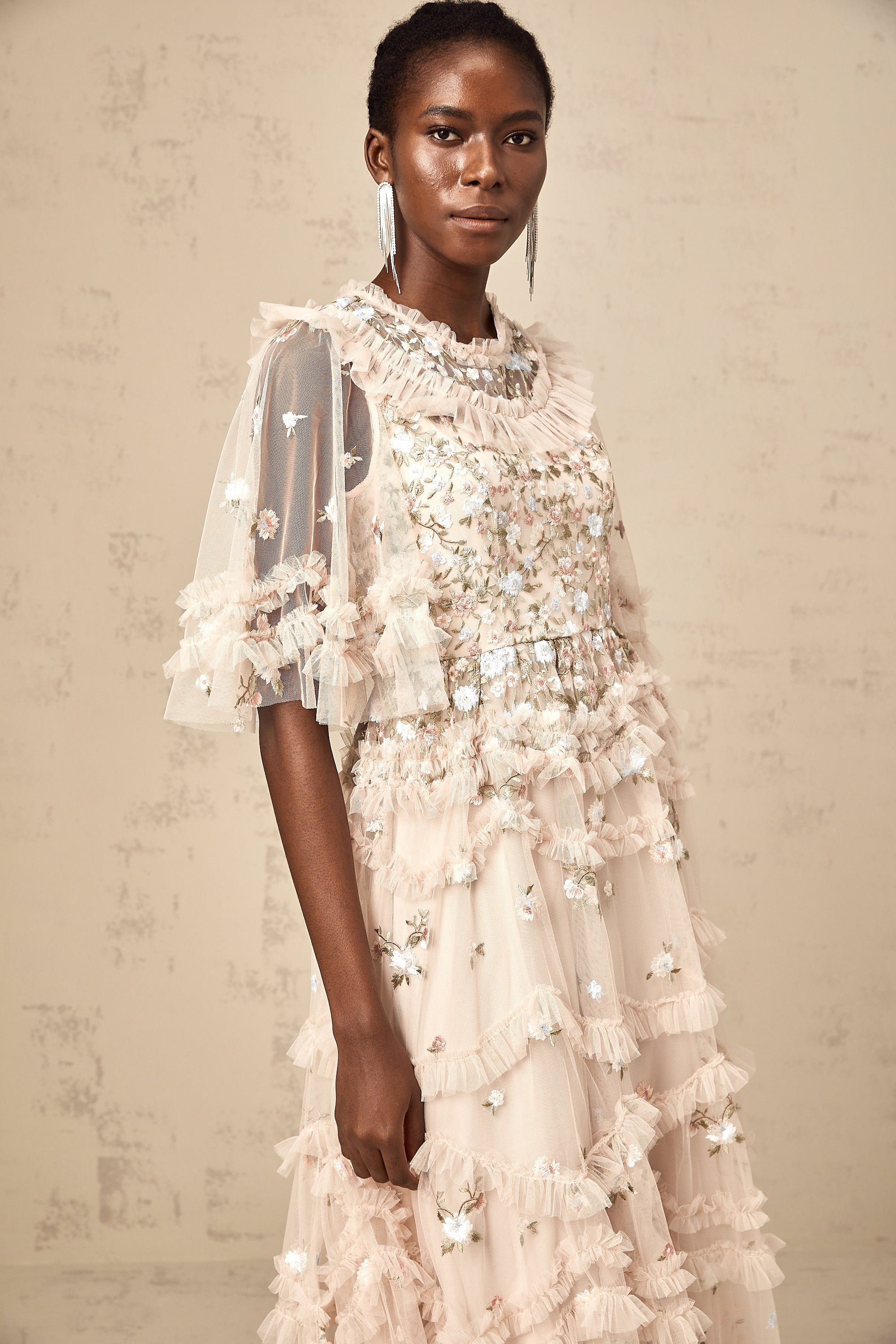 فستان كيفينا متوسط الطول مطرز بالورود ومكشكشة