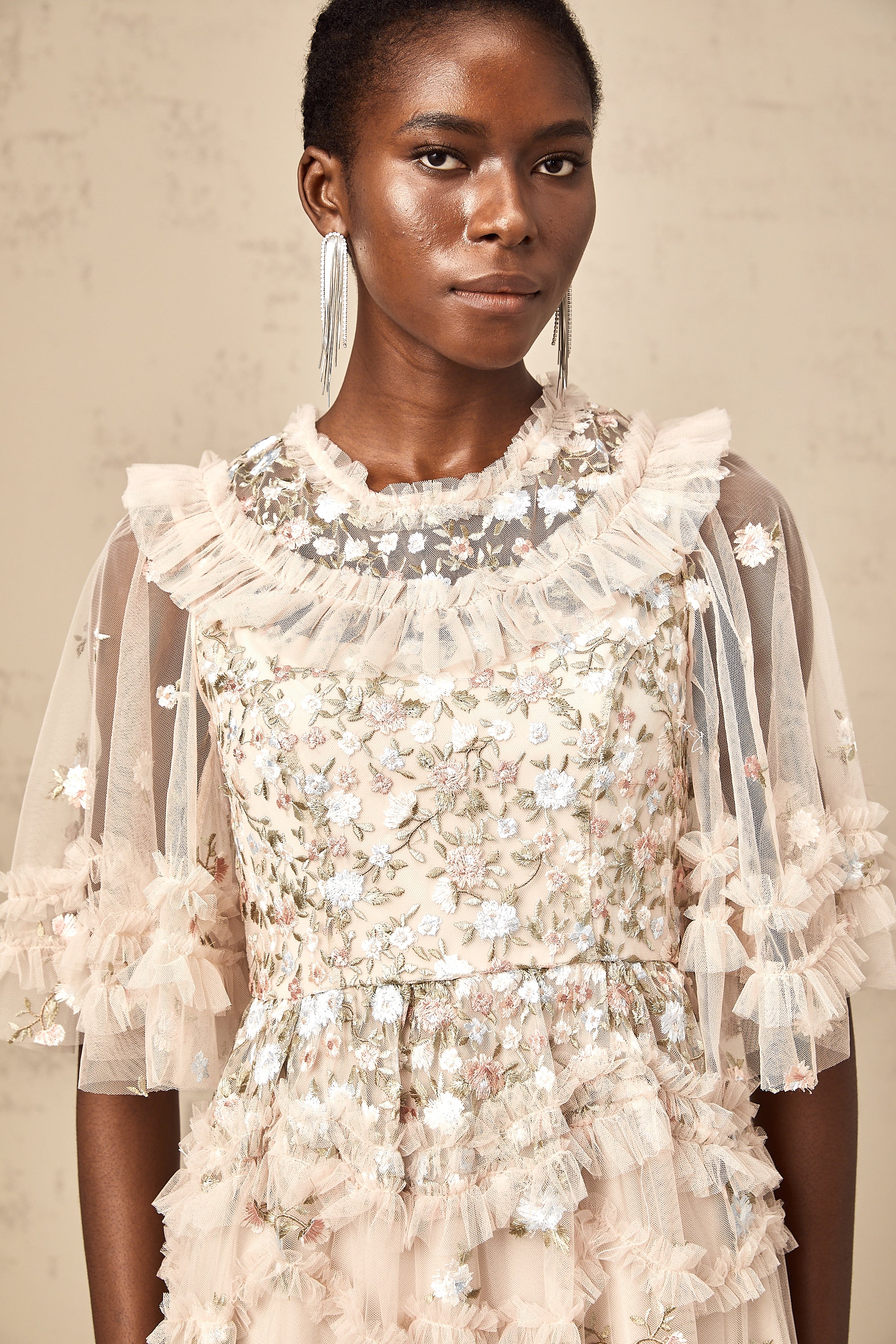 فستان كيفينا متوسط الطول مطرز بالورود ومكشكشة