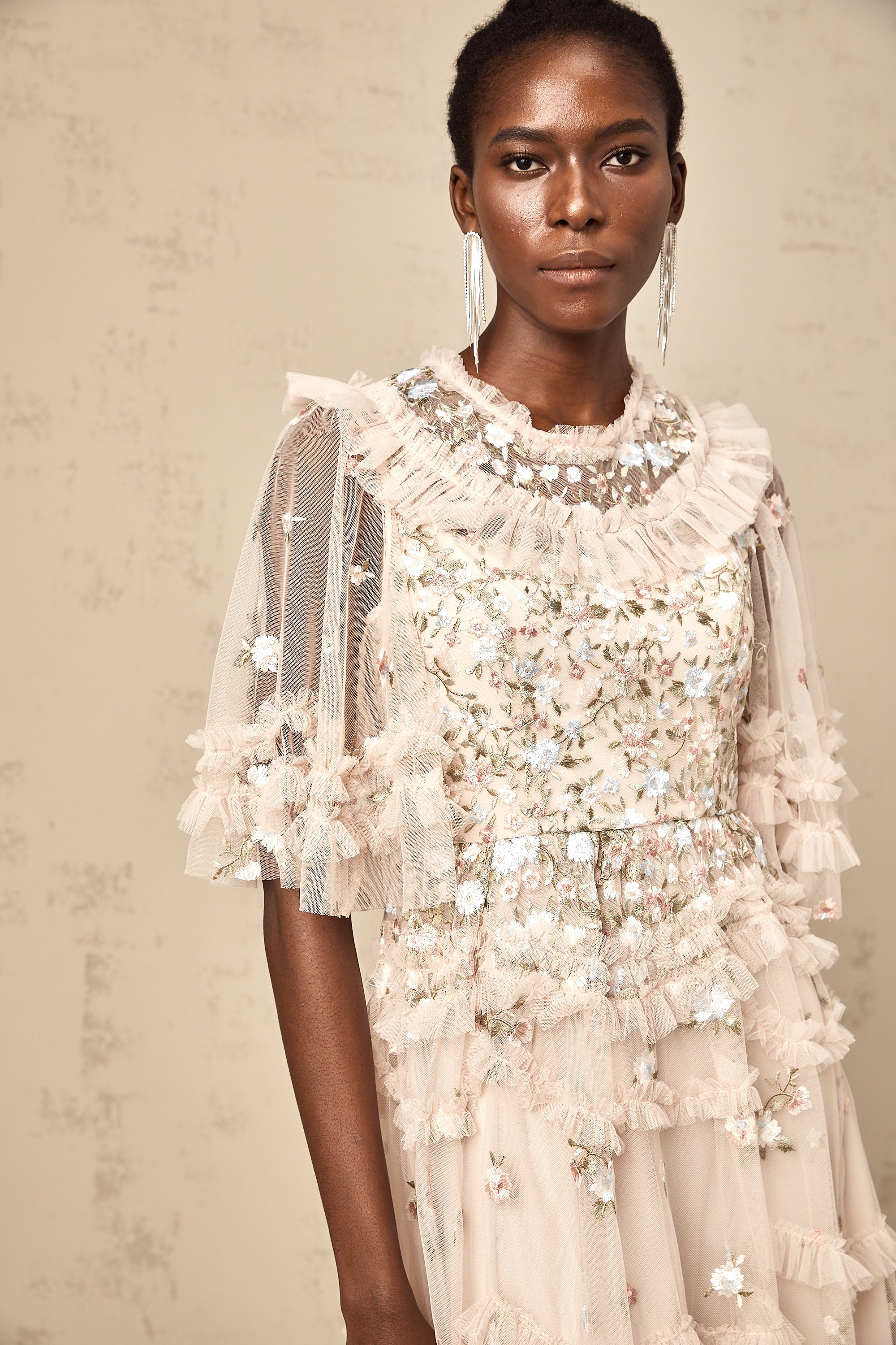 فستان كيفينا متوسط الطول مطرز بالورود ومكشكشة