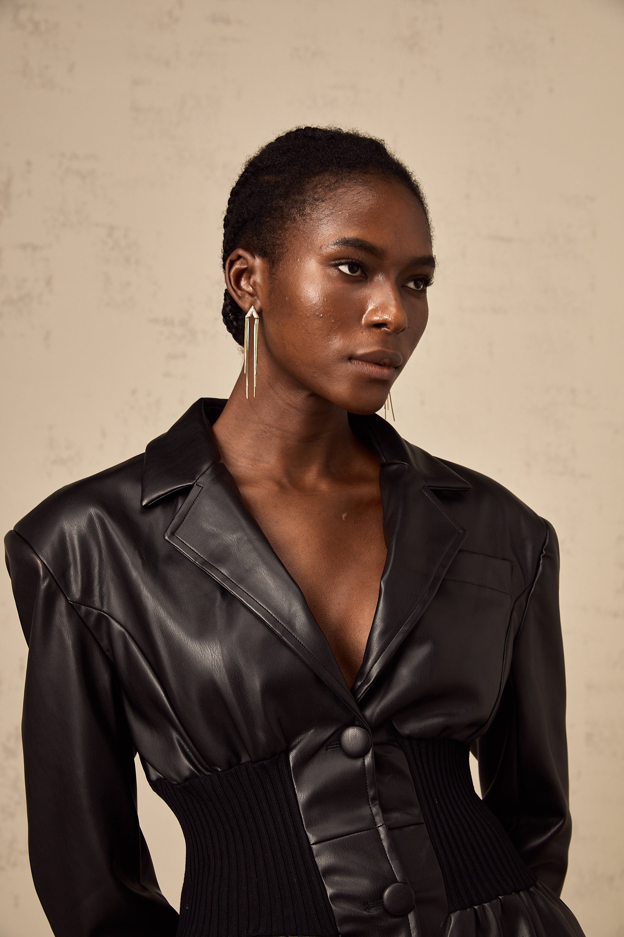 سترة جلدية سوداء من ميرلا